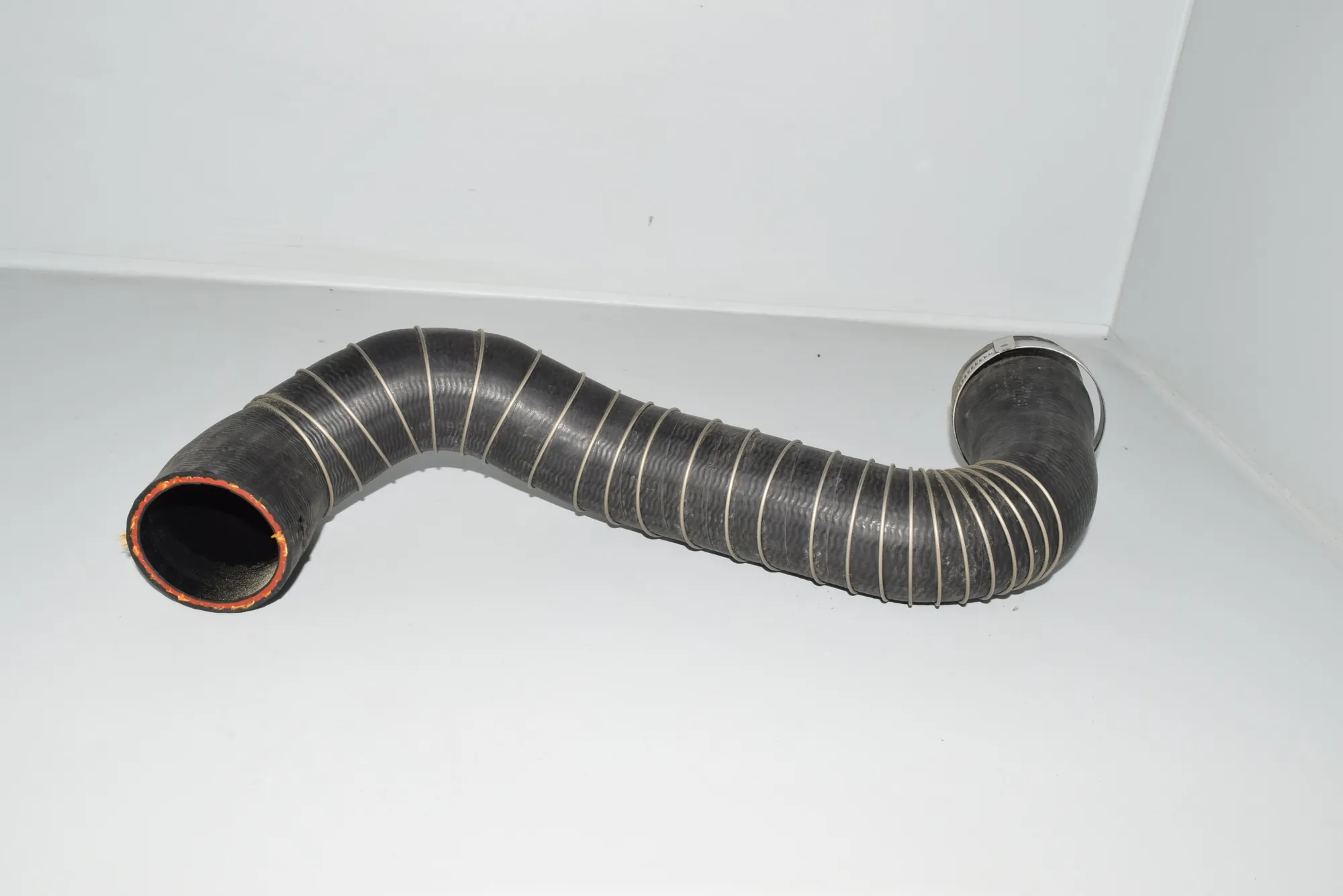 Right Side Intercooler Hose – OEM AH22-9F072-AD · LAND ROVER DISCOVERY IV (L319) 3.0 TD 4x4 2016 – 3