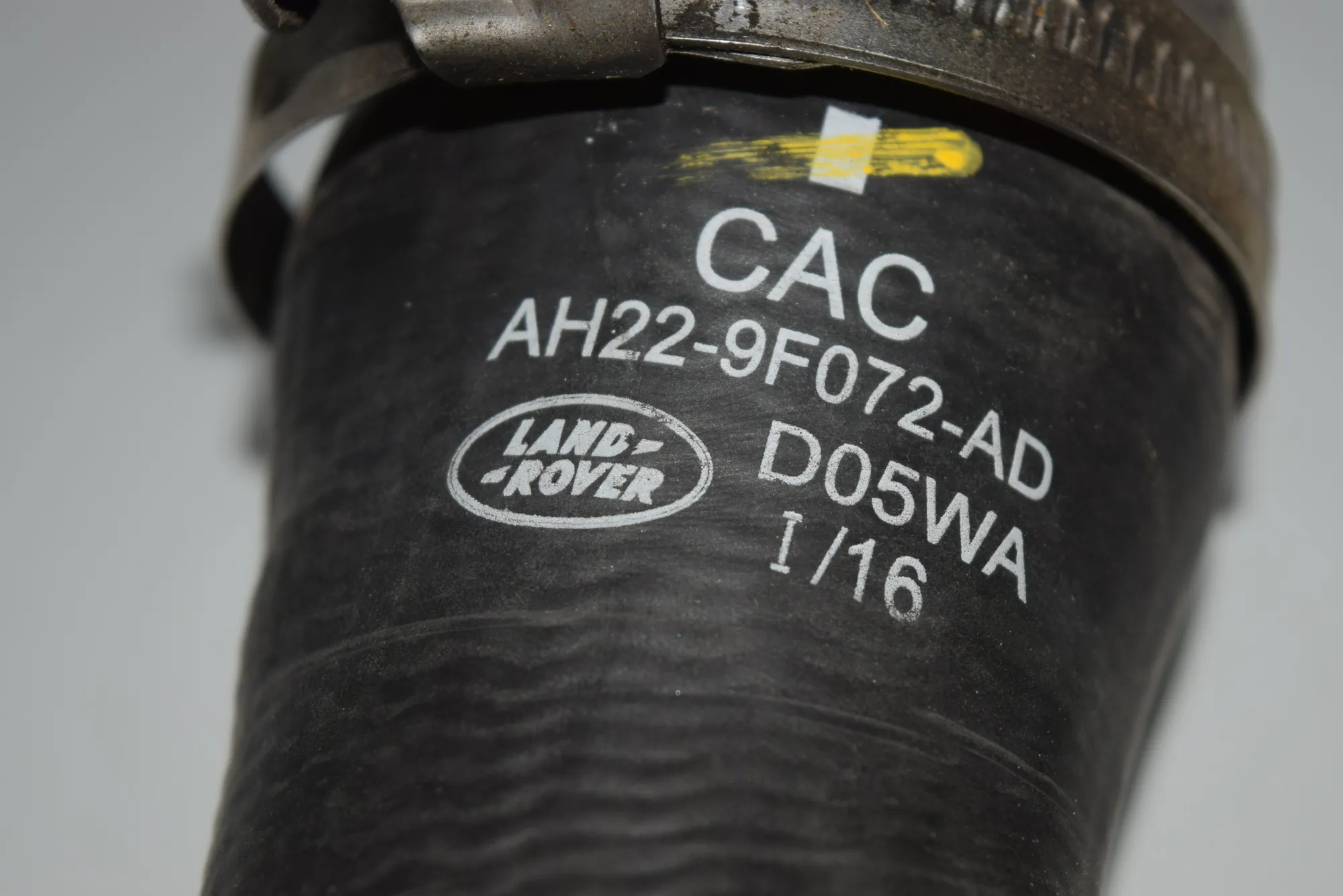 Right Side Intercooler Hose – OEM AH22-9F072-AD · LAND ROVER DISCOVERY IV (L319) 3.0 TD 4x4 2016 – 4