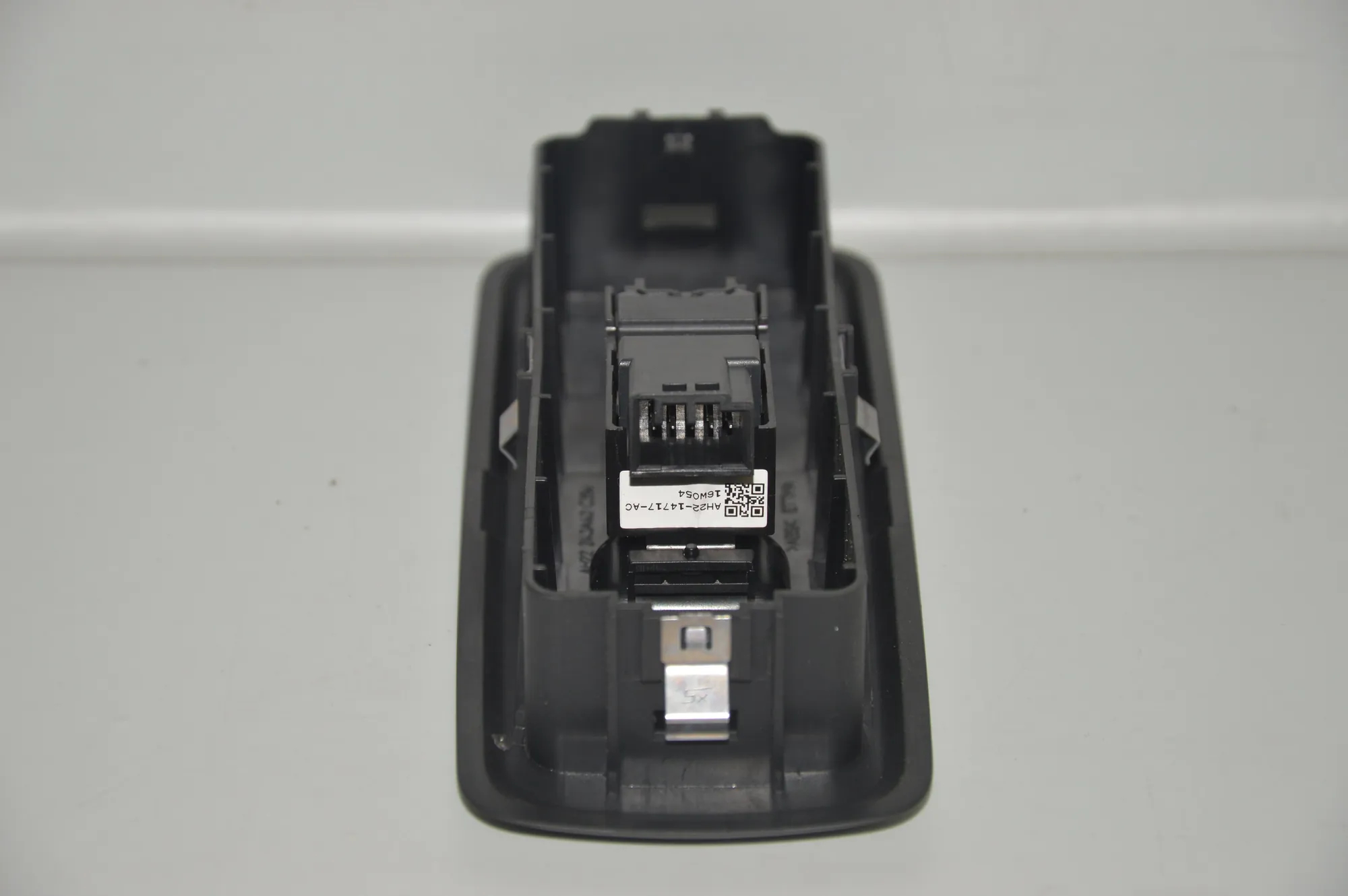 Rear Right Door Window Switch – OEM AH22-14717-AC · LAND ROVER DISCOVERY IV (L319) 3.0 TD 4x4 2016 – 4