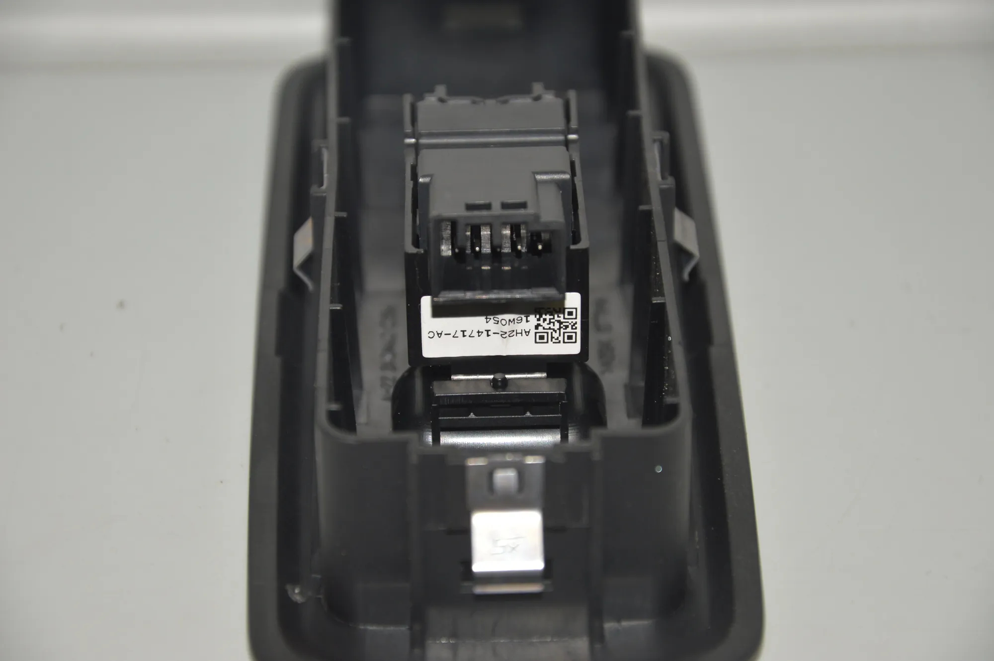 Rear Right Door Window Switch – OEM AH22-14717-AC · LAND ROVER DISCOVERY IV (L319) 3.0 TD 4x4 2016 – 5