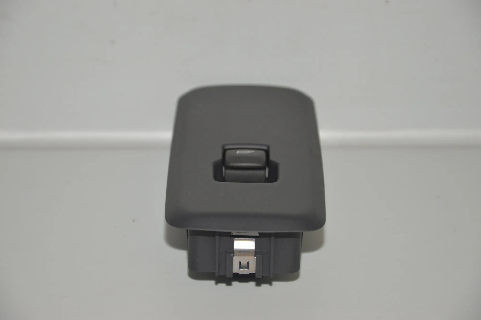 Rear Right Door Window Switch – OEM AH22-14717-AC · LAND ROVER DISCOVERY IV (L319) 3.0 TD 4x4 2016 – 2