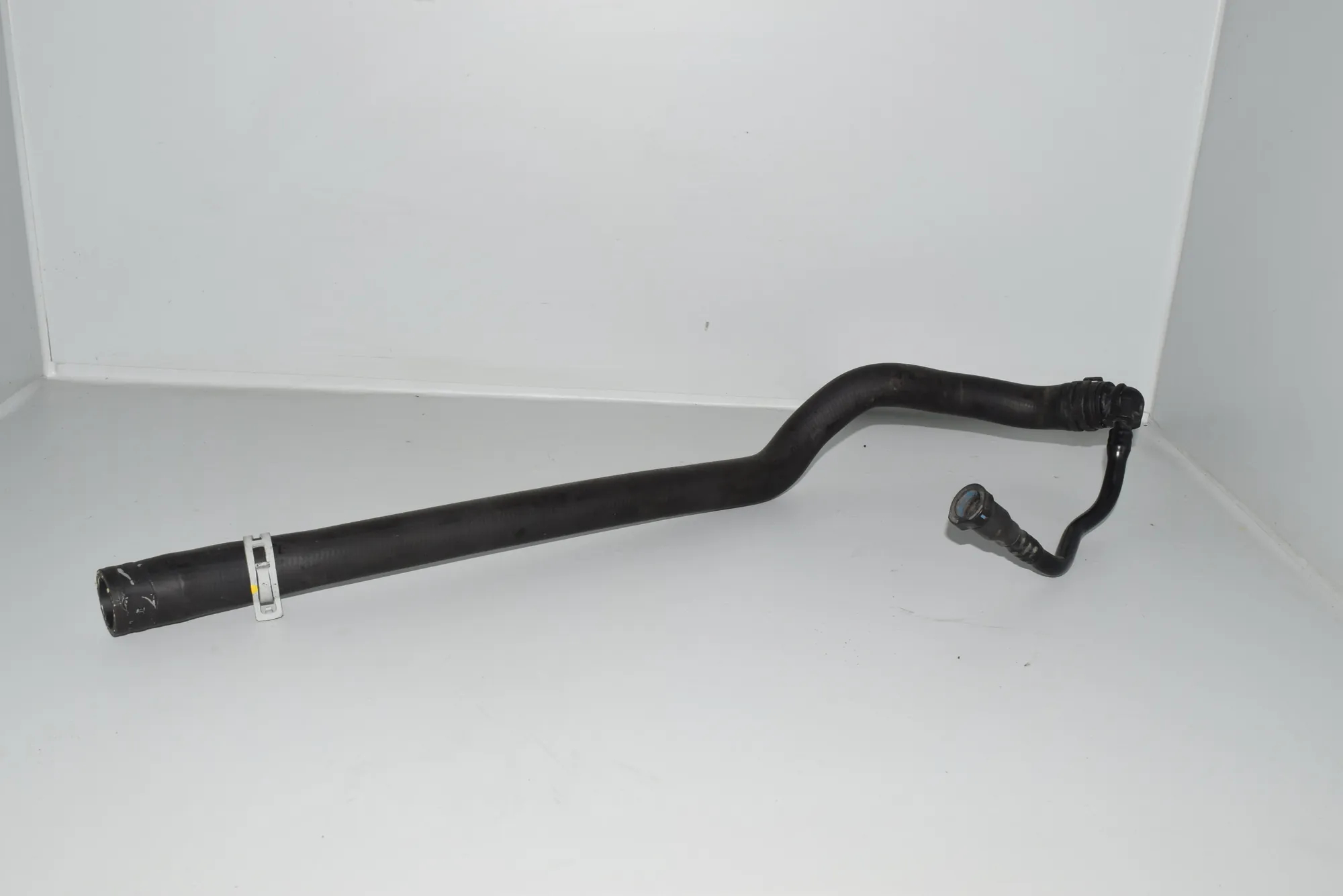 Pipe Hose – OEM AH22-8D010-AC · LAND ROVER DISCOVERY IV (L319) 3.0 TD 4x4 2016
