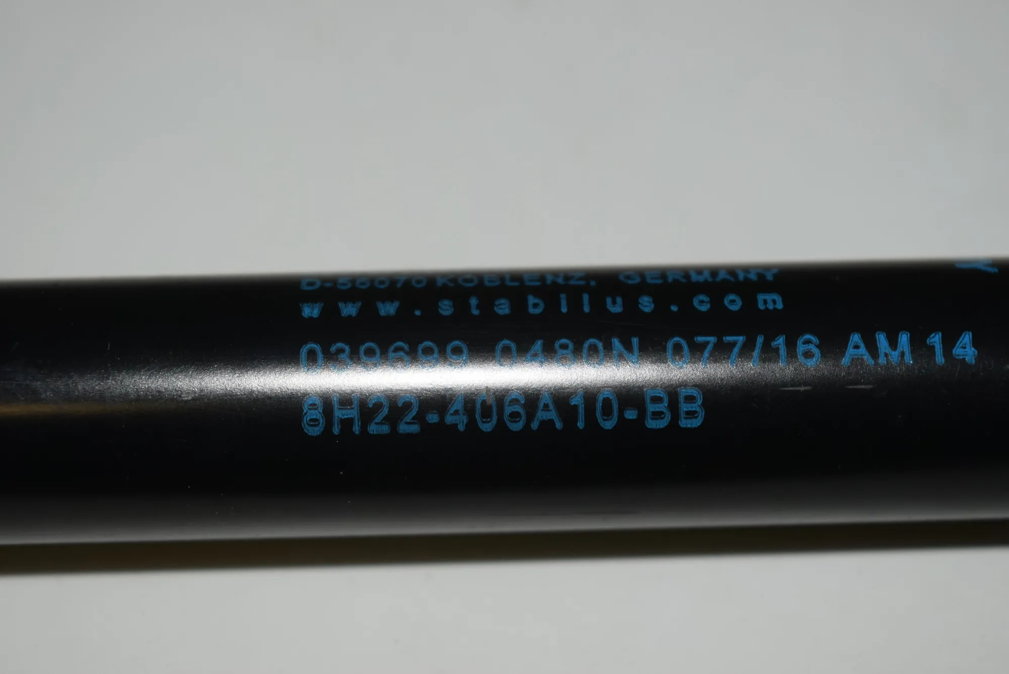 Left Side Tailgate Gas Strut – OEM 8H22-406A10-BB · LAND ROVER DISCOVERY IV (L319) 3.0 TD 4x4 2016 – 5