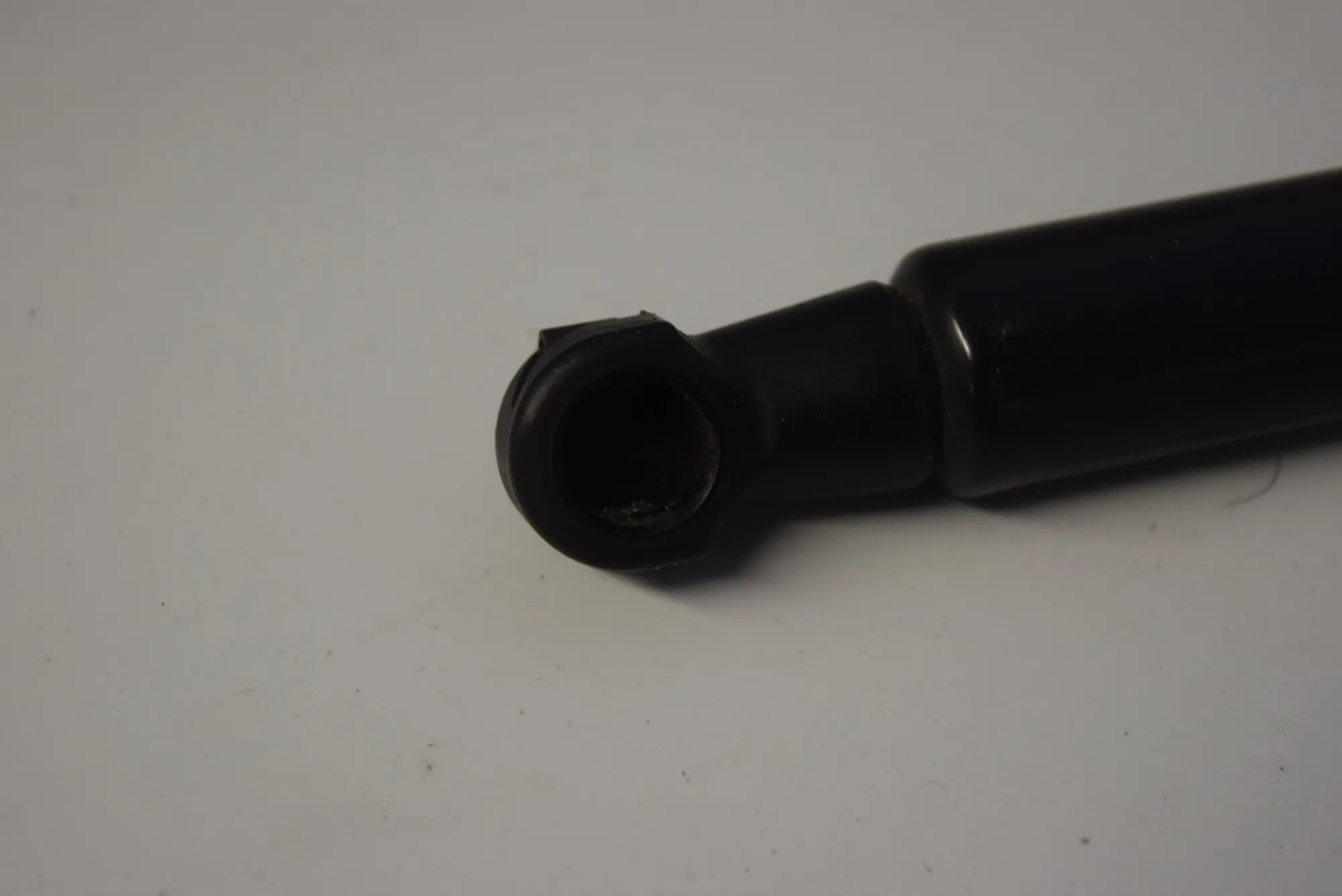 Left Side Tailgate Gas Strut – OEM 8H22-406A10-BB · LAND ROVER DISCOVERY IV (L319) 3.0 TD 4x4 2016 – 4