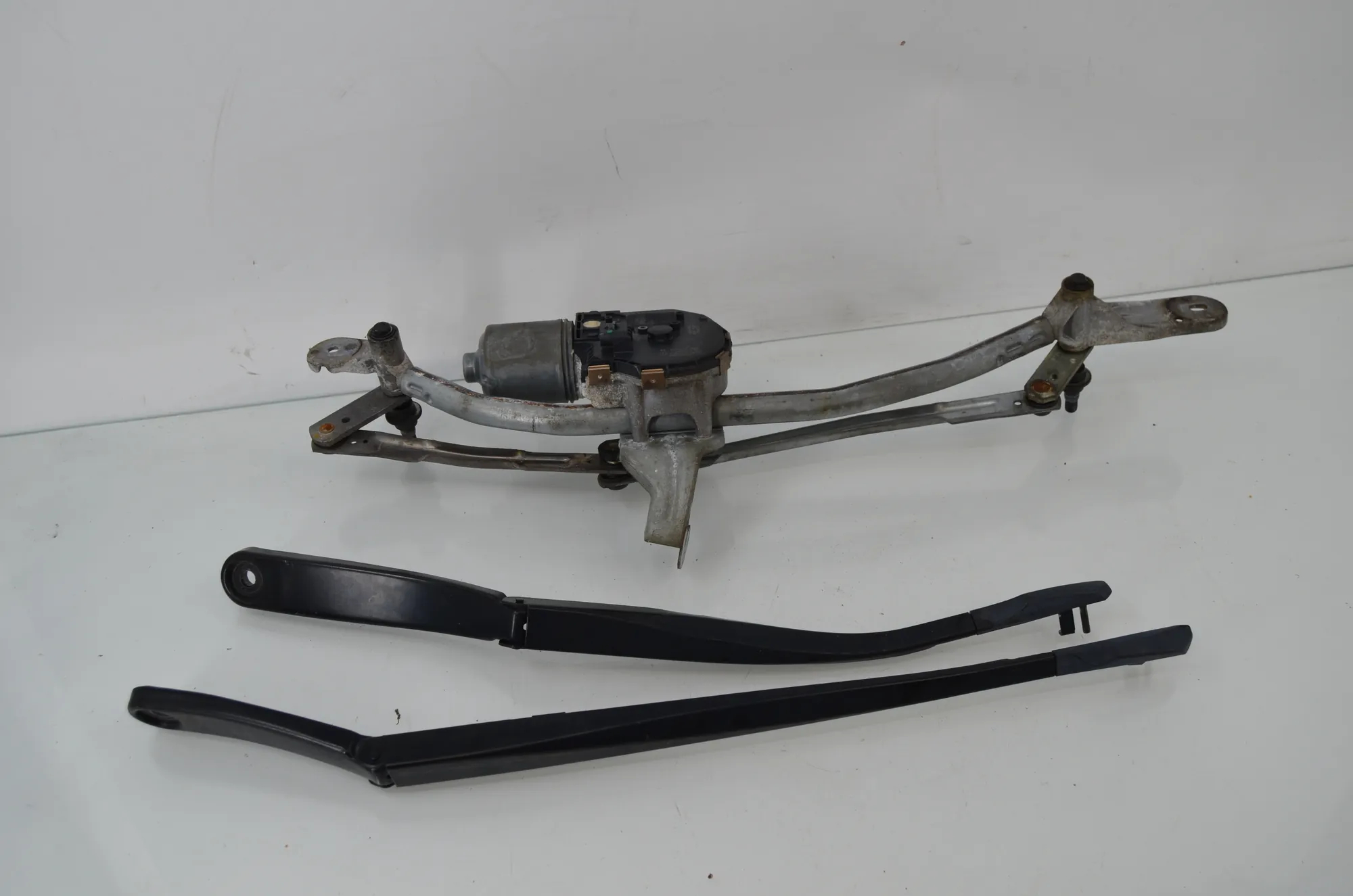 Front Windshield Wiper Mechanism – OEM 7306266 · BMW 5 Touring (F11) 530 d 2012