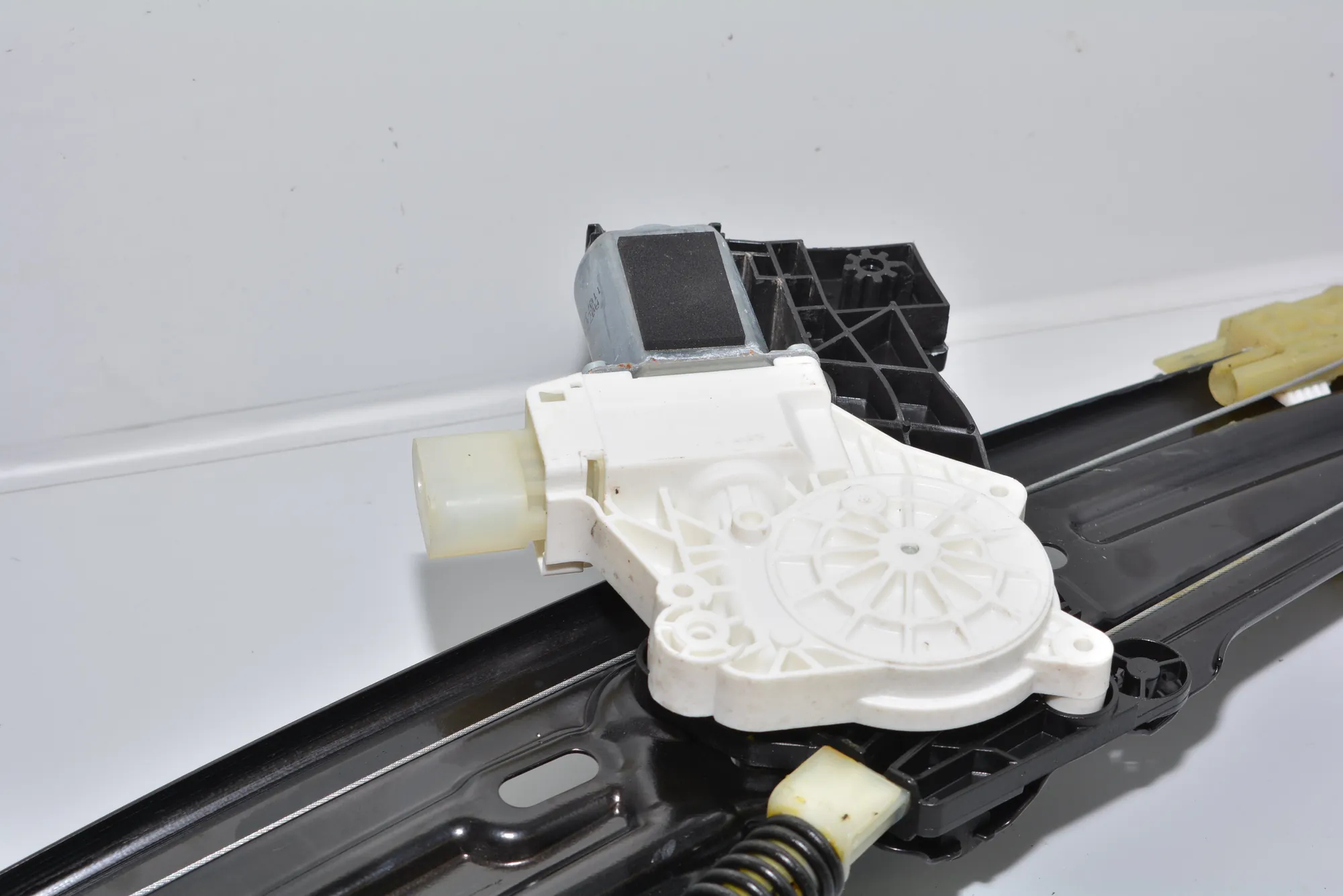 Rear Left Door Window Regulator – OEM 7182121 · BMW 5 Touring (F11) 520 d 2013 – 5