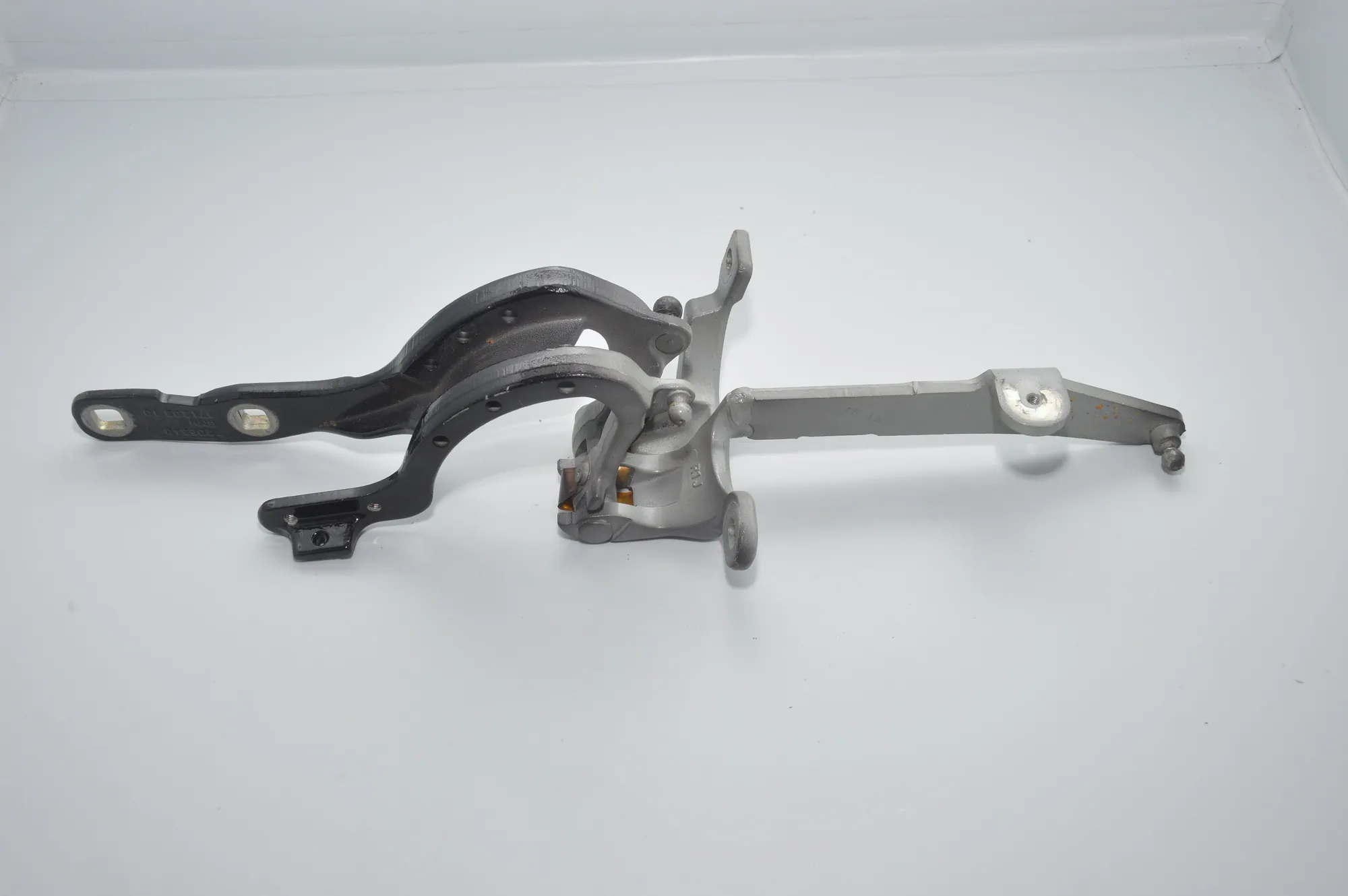 Right Side Bootlid Hinge – OEM 7206640 · BMW 5 Touring (F11) 520 d 2013 – 3
