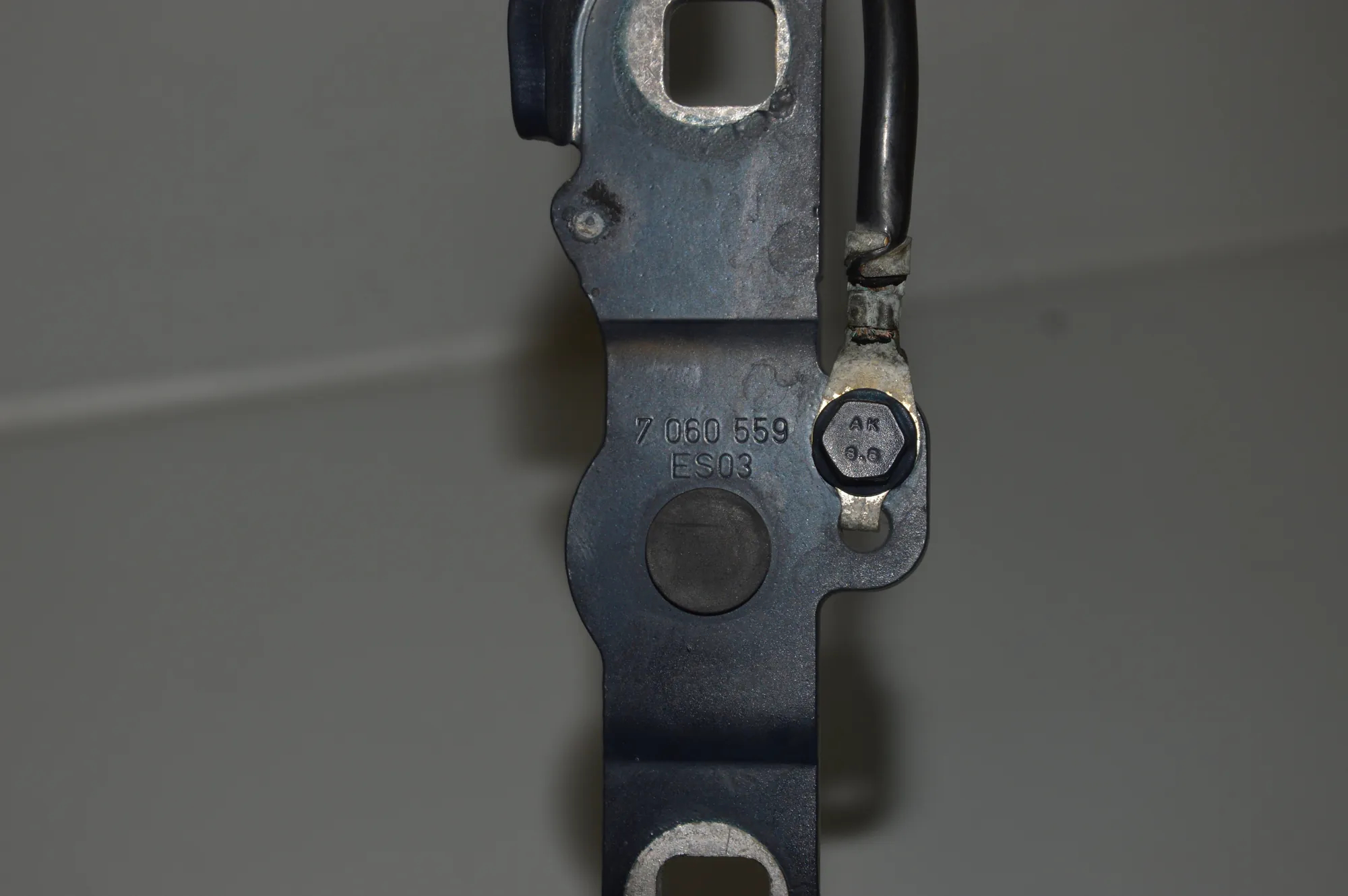 Front Left Bonnet Hinge – OEM 7060559 · BMW 1 (E87) 118 d 2010 – 3