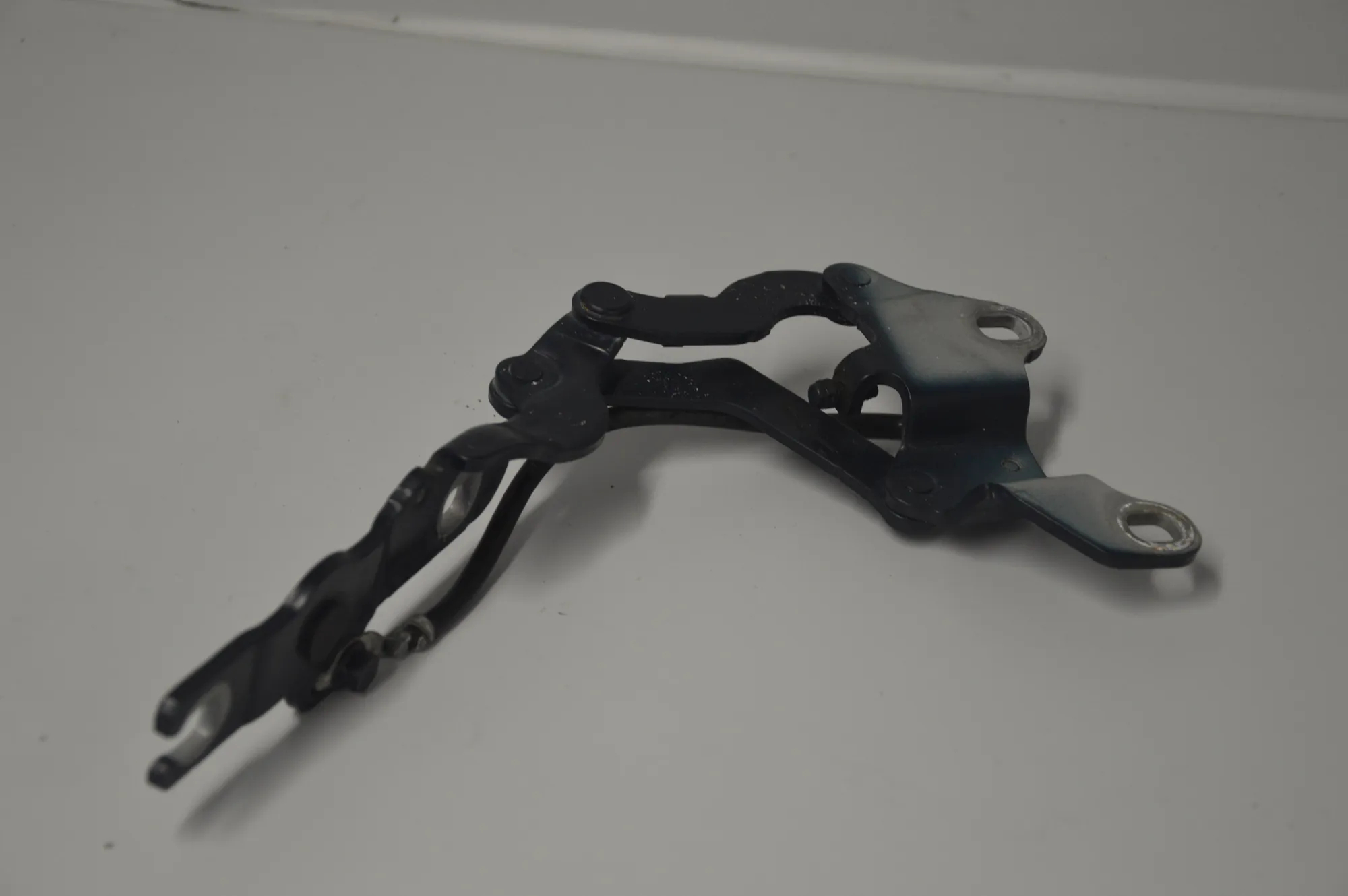 Front Left Bonnet Hinge – OEM 7060559 · BMW 1 (E87) 118 d 2010 – 2