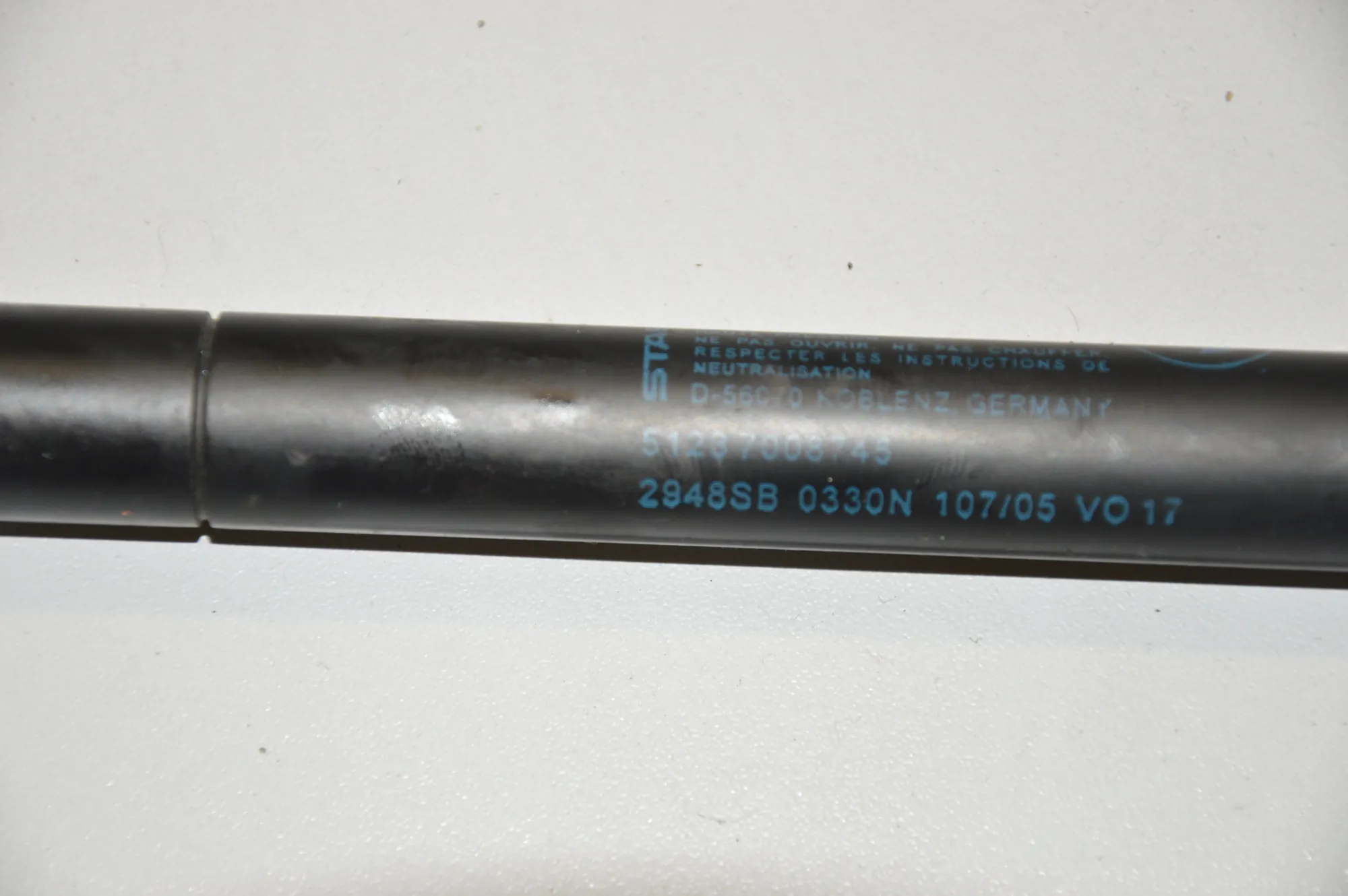 Front Left Bonnet Strut – OEM 7008745 · BMW 5 (E60) 523 i 2005 – 3