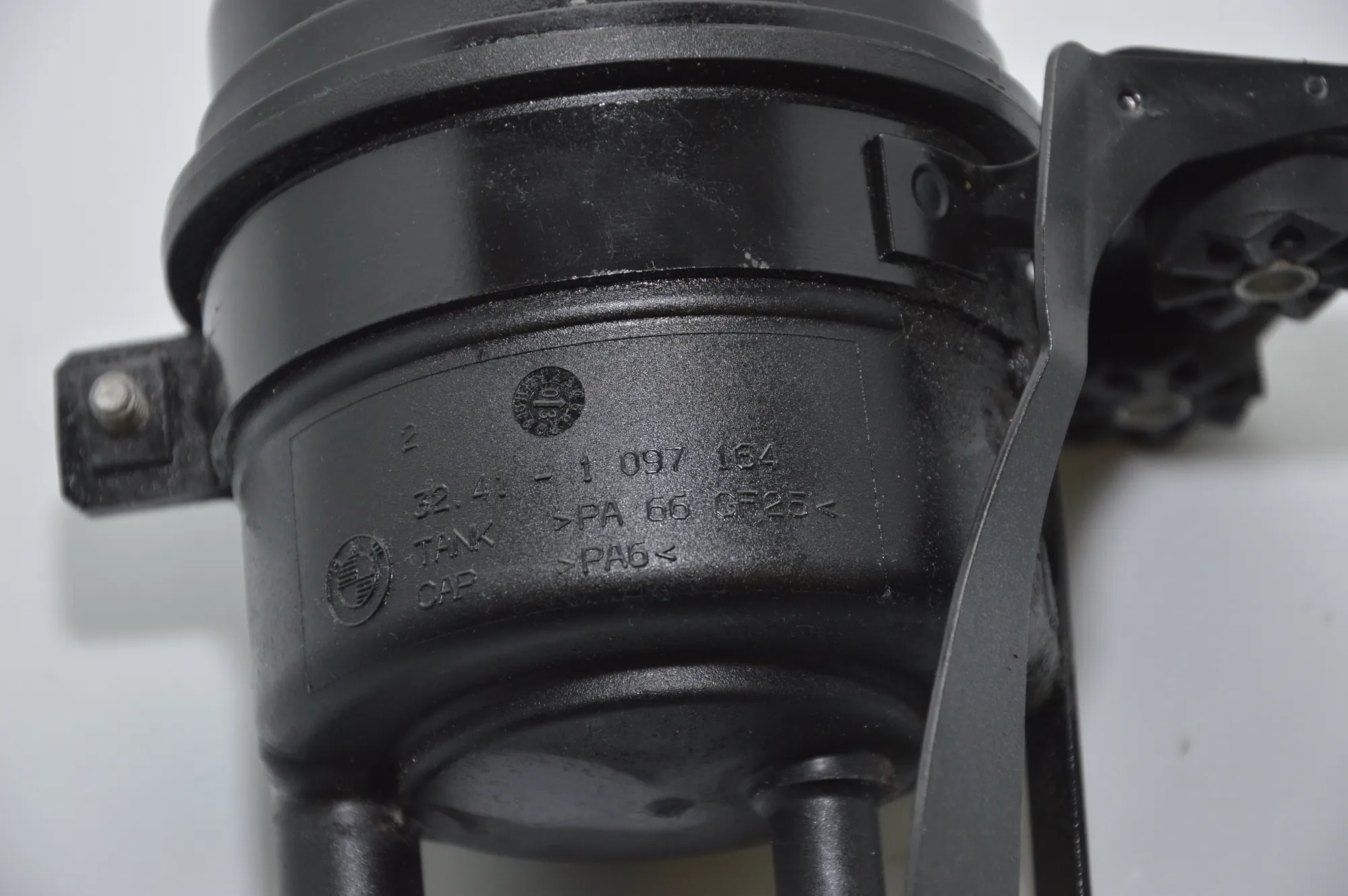 Power Steering Pump Tank – OEM 1097164 · BMW 5 (E60) 520 i 2003 – 5