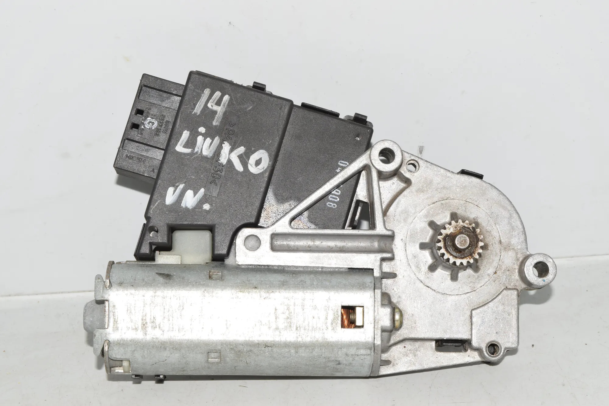 Sunroof Control Module – OEM 8377939 · BMW 5 (E39) BMW 5 (E39) 2000