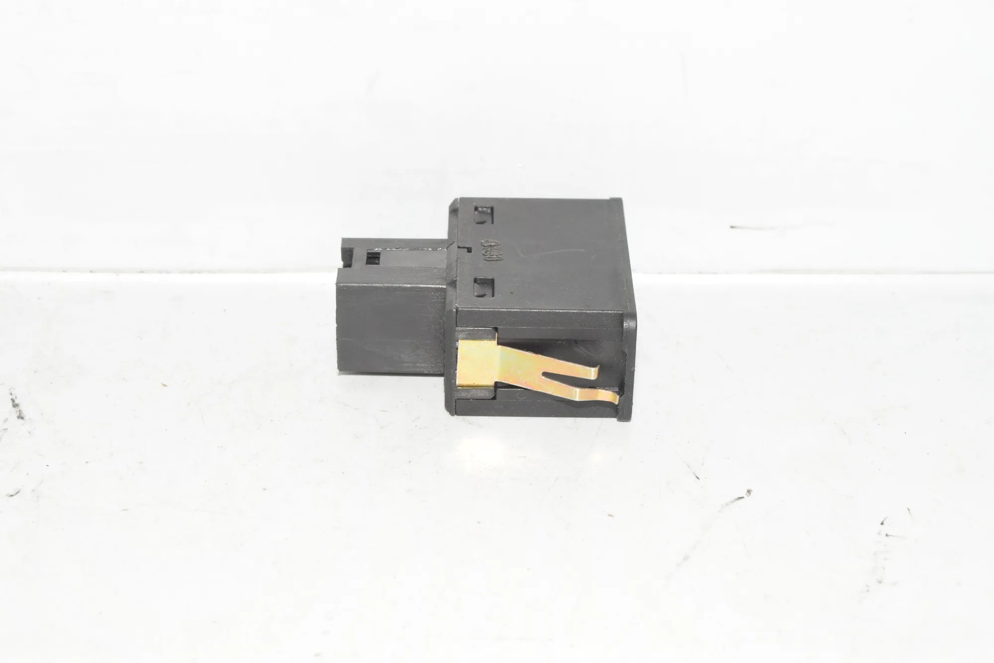 USB/AUX-In Socket Port – OEM 8368346 · BMW X5 (E53) BMW X5 (E53) 2005 – 3
