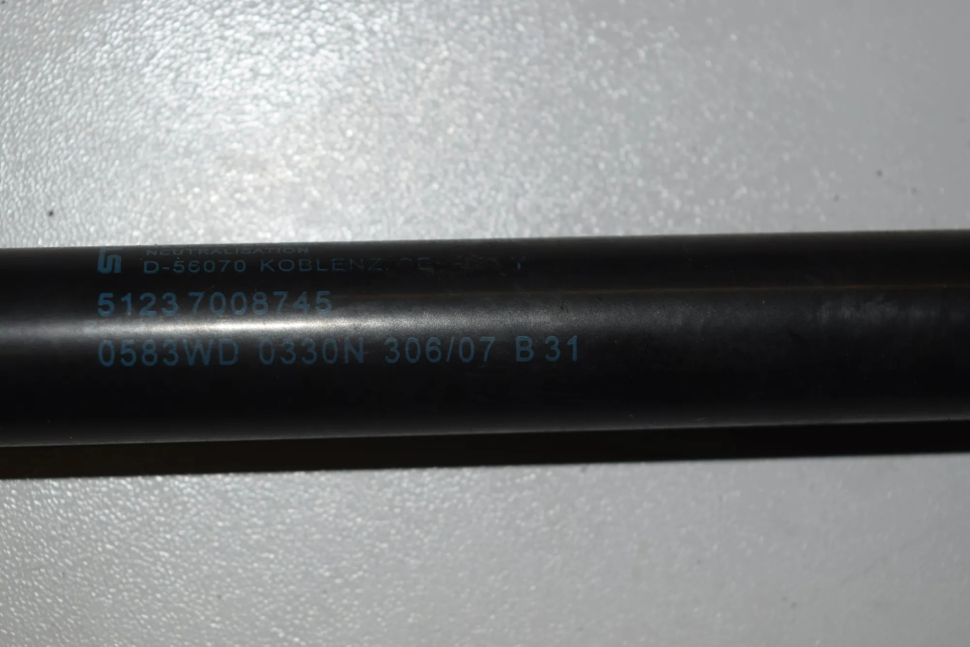 Front Right Bonnet Strut – OEM 7008745 · BMW 5 (E60) 520 d 2007 – 2