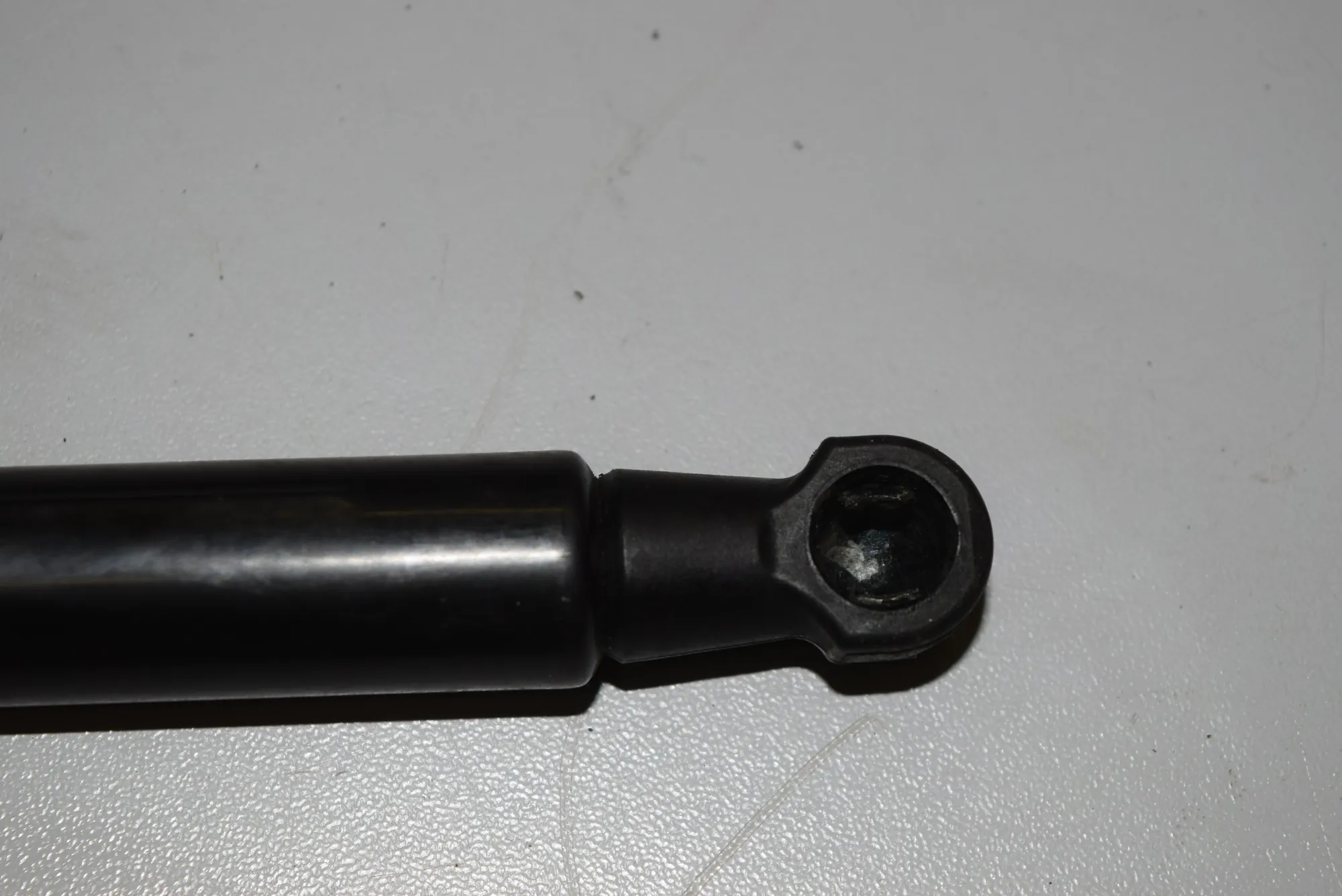 Front Left Bonnet Strut – OEM 7008745 · BMW 5 (E60) 520 d 2007 – 2