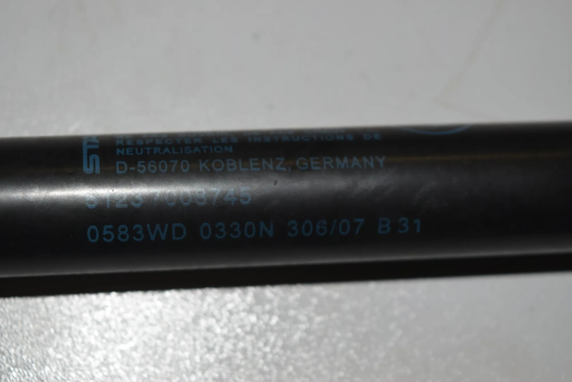 Front Left Bonnet Strut – OEM 7008745 · BMW 5 (E60) 520 d 2007 – 4