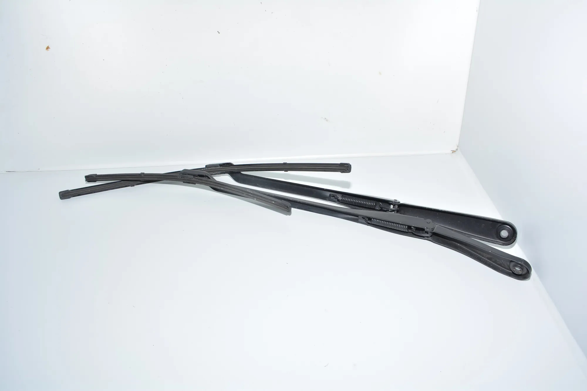 Front Wiper Arms – OEM 7357311 · BMW 7 (G11, G12) BMW 7 (G11, G12) 2016