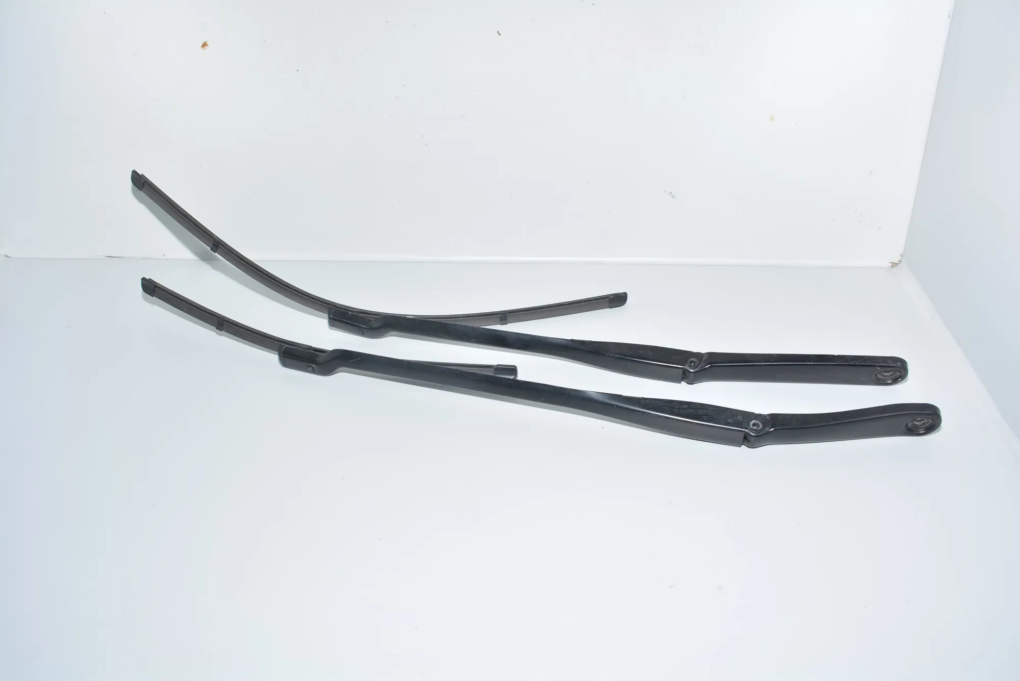 Front Wiper Arms – OEM 7357311 · BMW 7 (G11, G12) BMW 7 (G11, G12) 2016 – 3