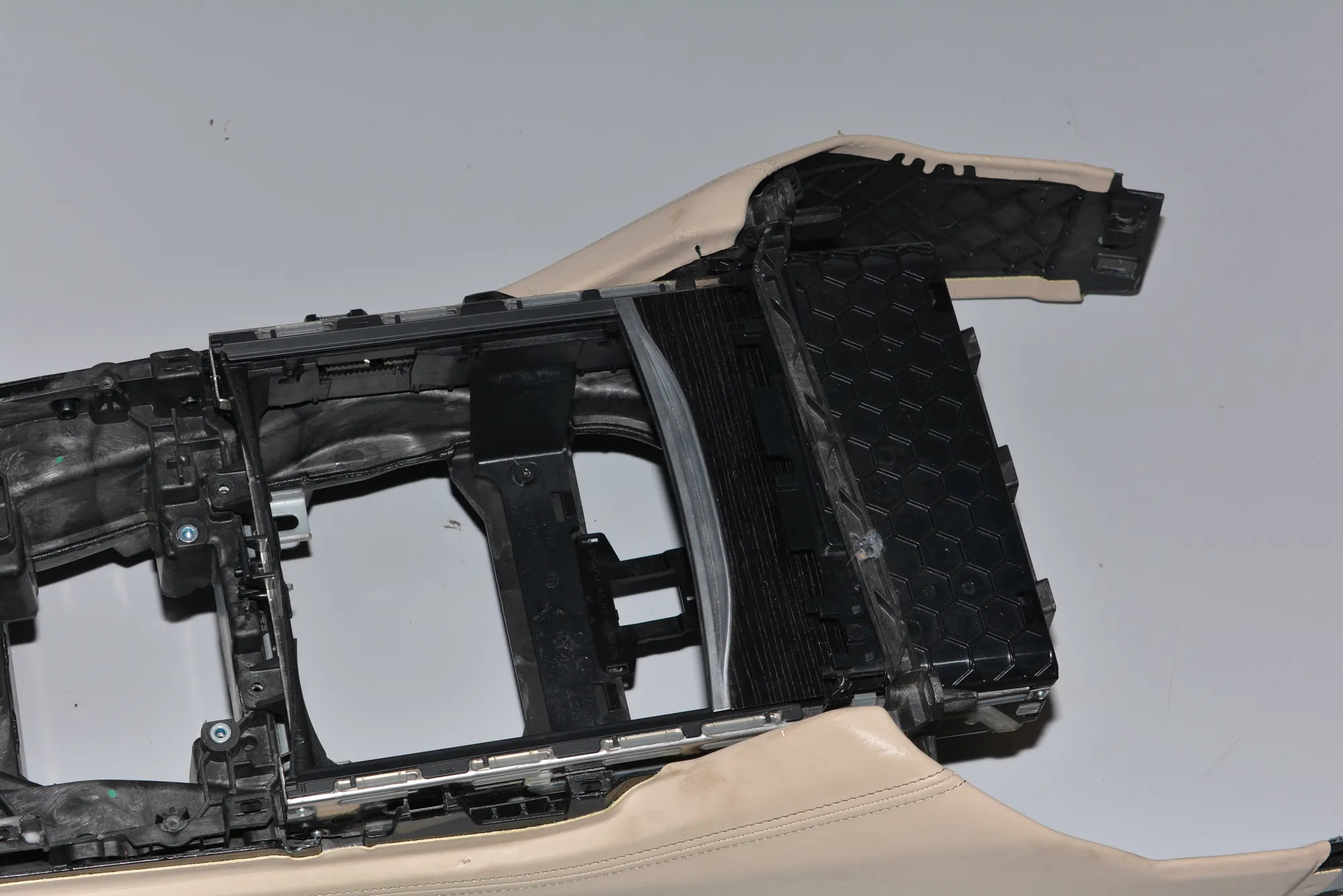 Armrest – OEM 9327501 · BMW 7 (G11, G12) BMW 7 (G11, G12) 730 d, Ld xDrive 2015 – 5
