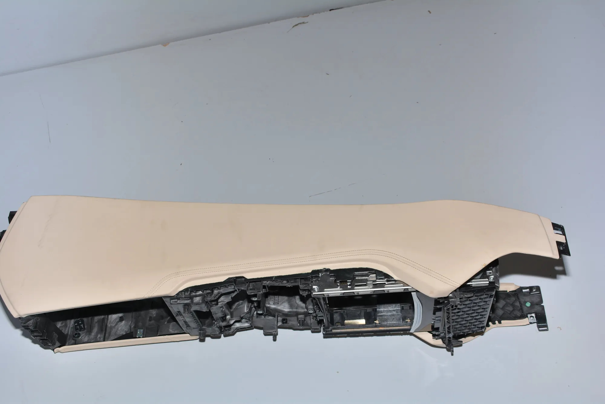 Armrest – OEM 9327501 · BMW 7 (G11, G12) BMW 7 (G11, G12) 730 d, Ld xDrive 2015 – 6