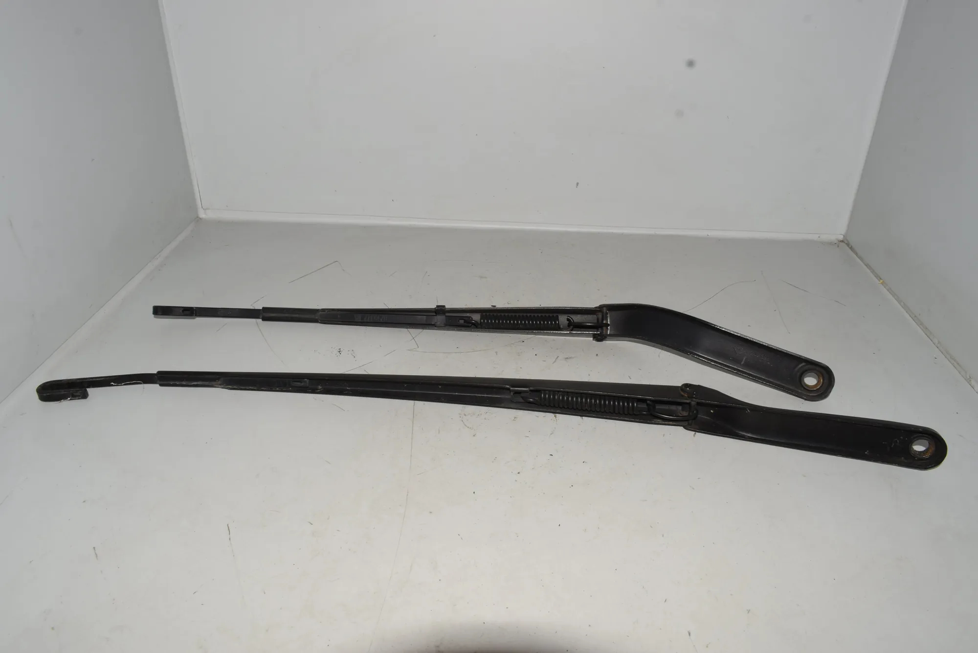 Front Wiper Arms – OEM 8245372 · BMW X5 (E53) 4.4 i 2002