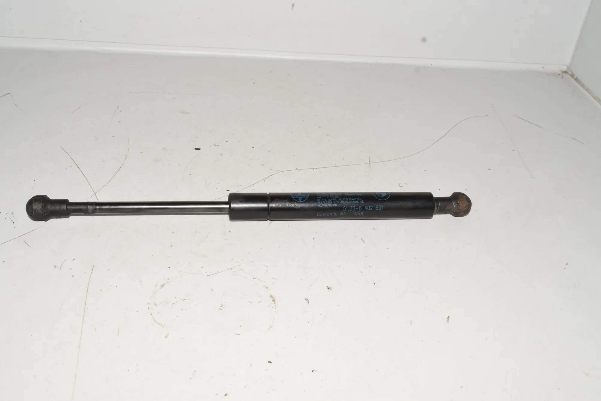 Front Right Bonnet Strut – OEM 8402551 · BMW X5 (E53) 4.4 i 2002 – 2