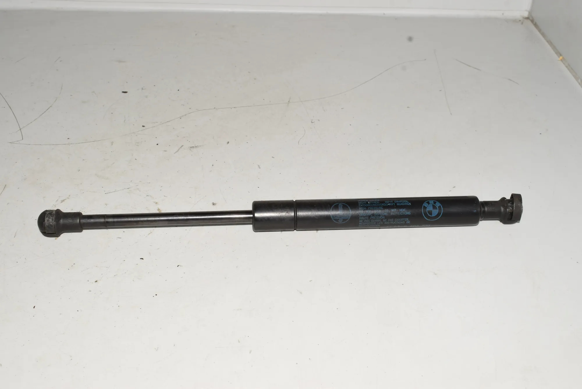 Front Left Bonnet Strut – OEM 8402551 · BMW X5 (E53) 4.4 i 2002 – 2