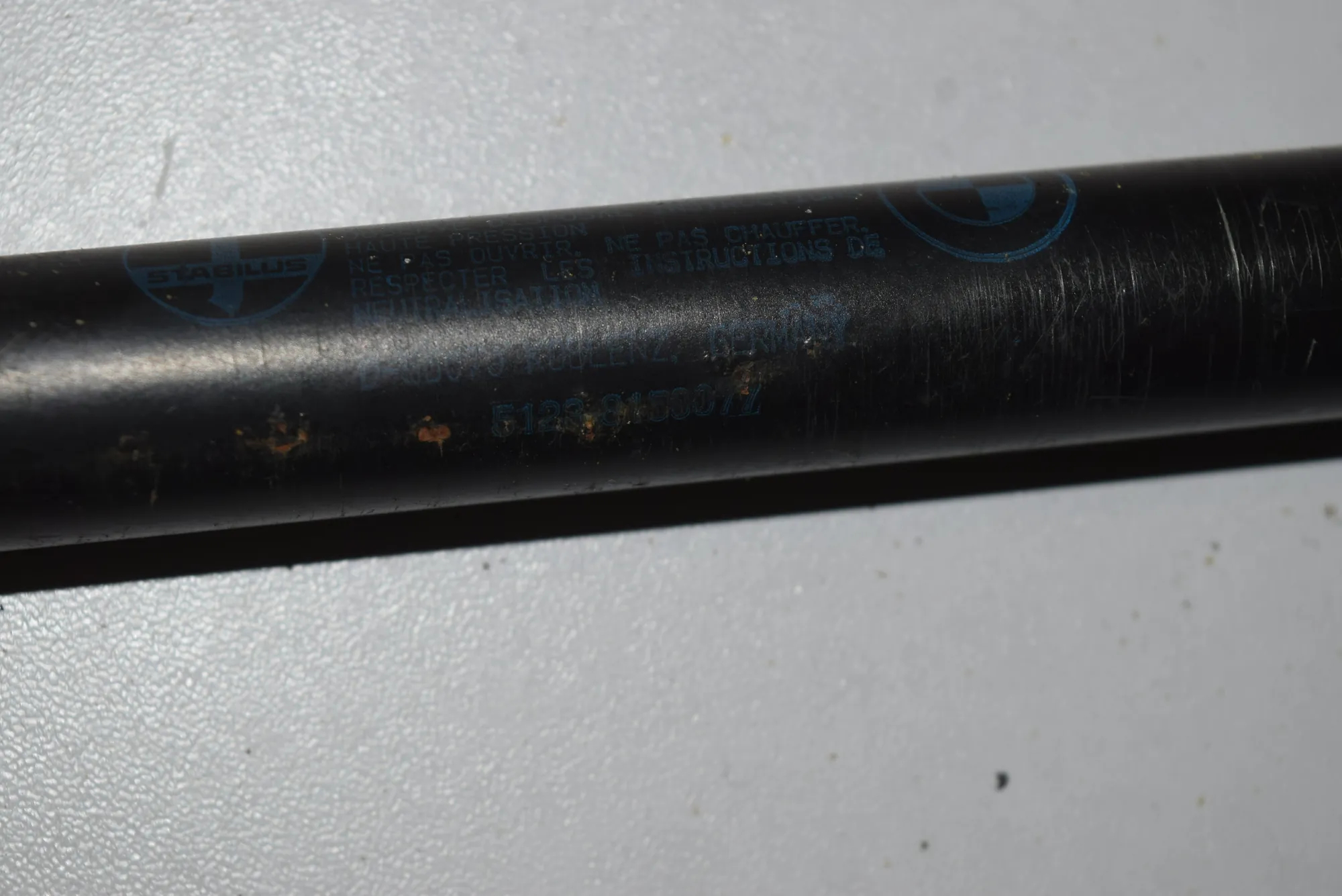 Front Left Bonnet Strut – OEM 8150077 · BMW 7 (E38) 730 d 1999 – 3