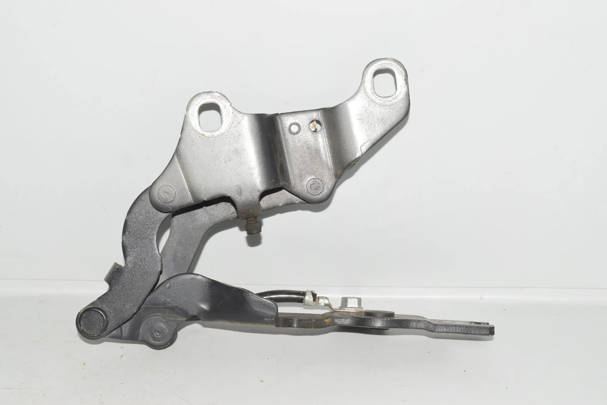Front Left Bonnet Hinge – OEM 7060559 · BMW 1 (E87) BMW 1 (E87) 2005 – 2