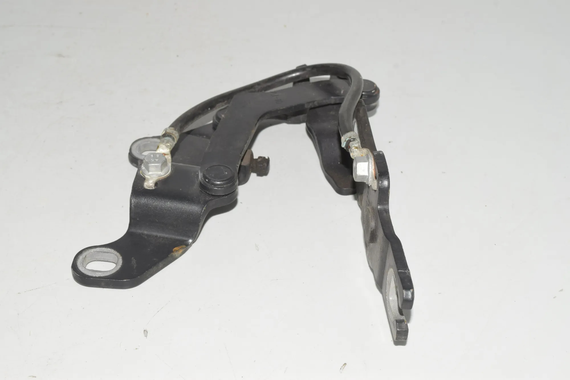 Front Left Bonnet Hinge – OEM 7060559 · BMW 1 (E87) BMW 1 (E87) 2005 – 4