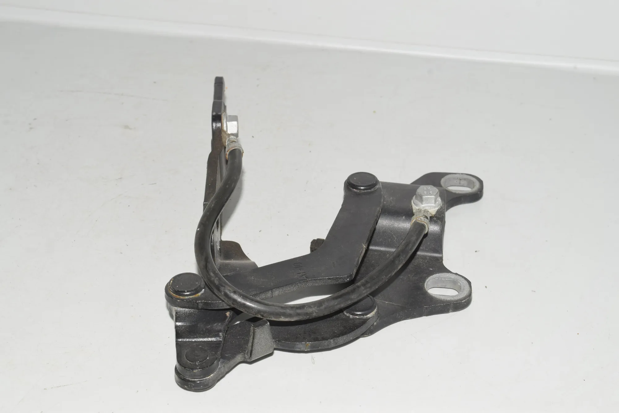 Front Left Bonnet Hinge – OEM 7060559 · BMW 1 (E87) BMW 1 (E87) 2005 – 3