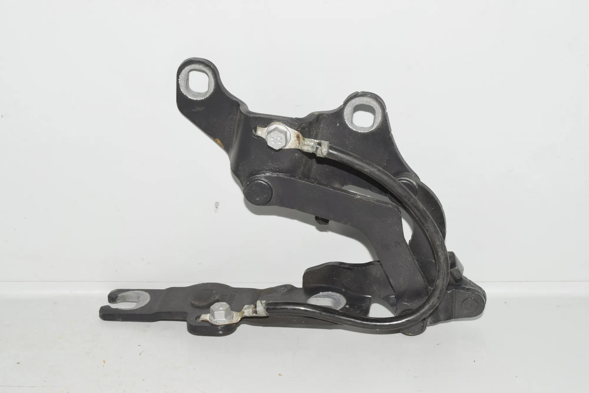 Front Left Bonnet Hinge – OEM 7060559 · BMW 1 (E87) BMW 1 (E87) 2005