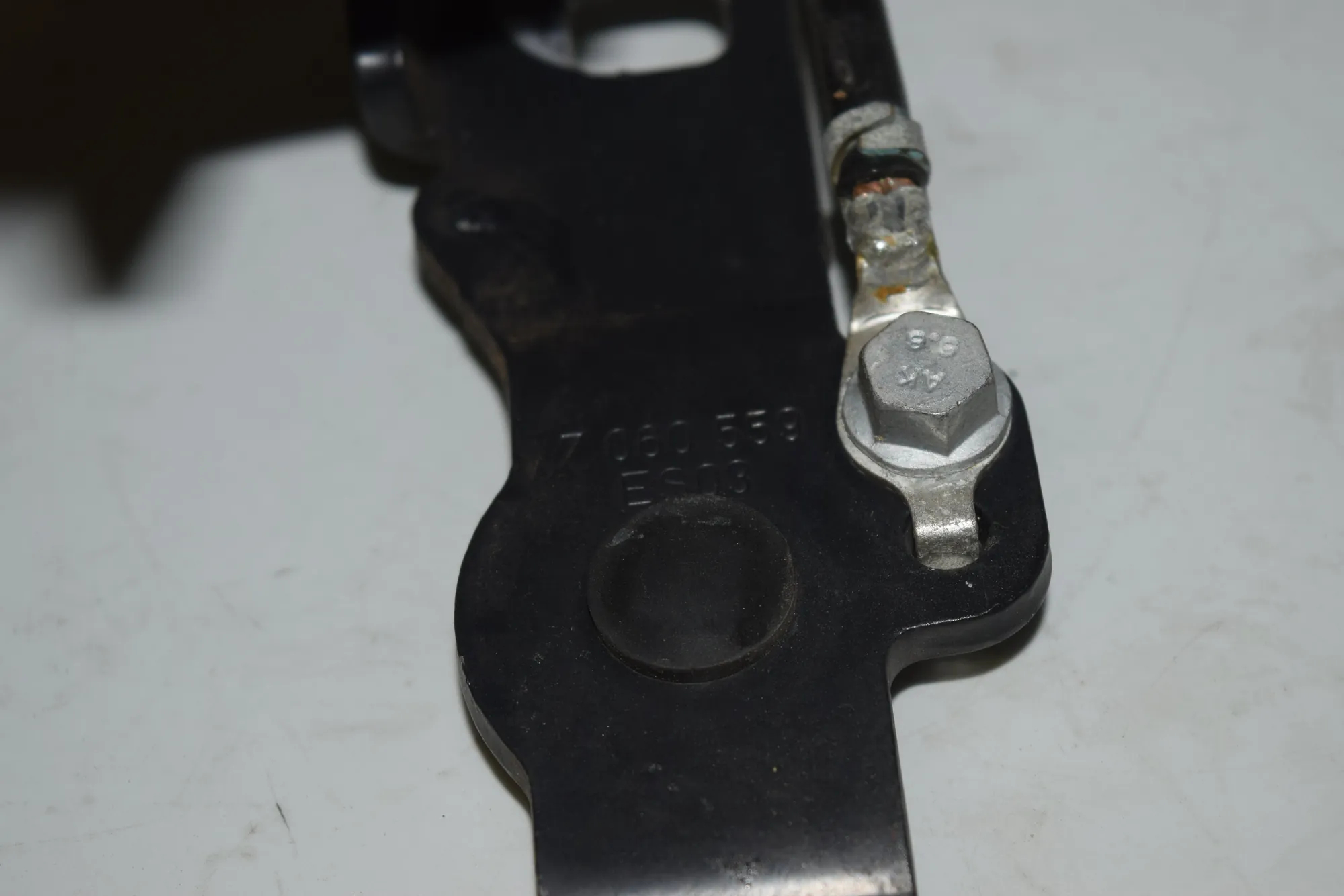 Front Left Bonnet Hinge – OEM 7060559 · BMW 1 (E87) BMW 1 (E87) 2005 – 5