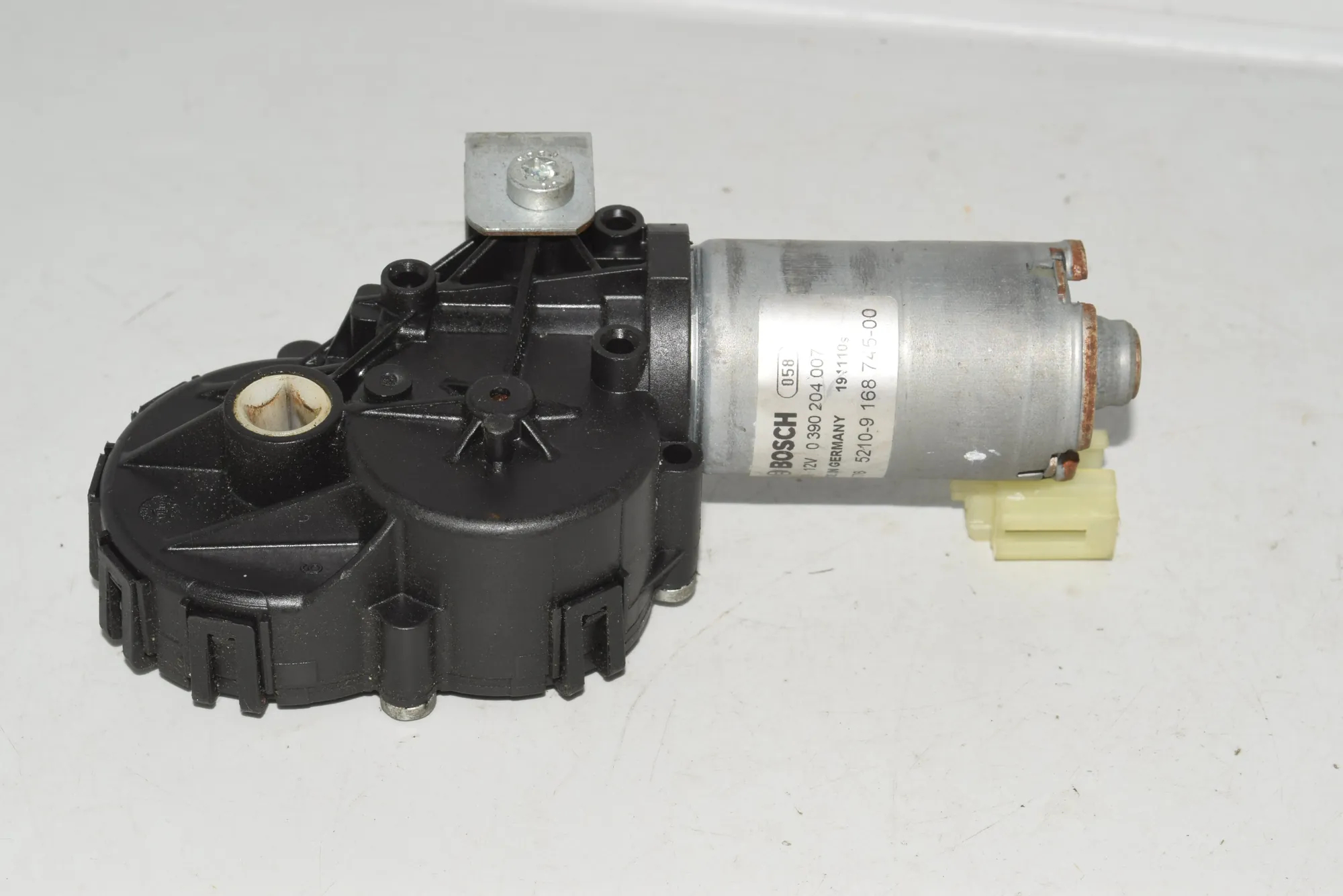 Front Left Seat Control Motor – OEM 9168745 · BMW 5 (F10) BMW 5 (F10) 2010 – 3