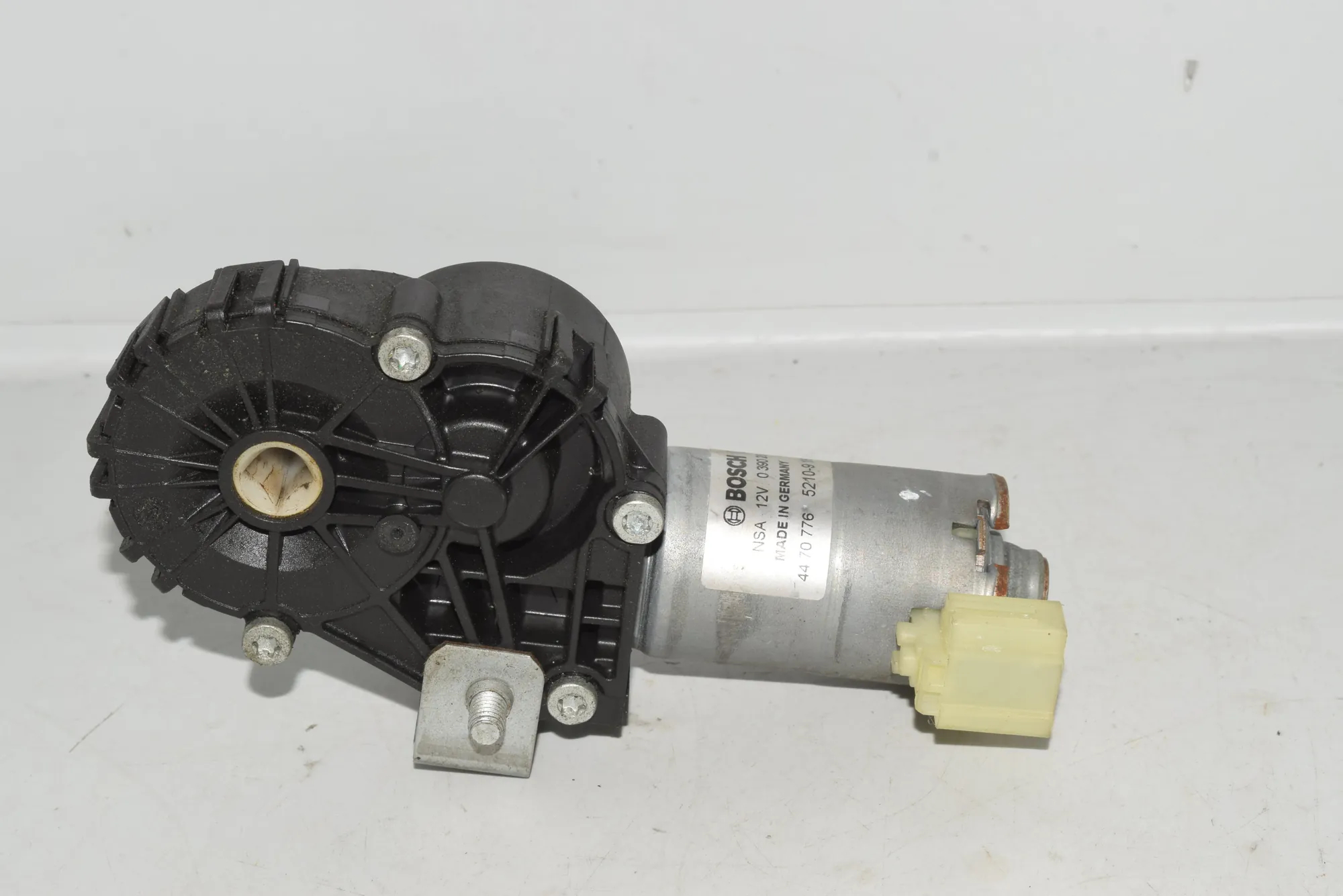 Front Left Seat Control Motor – OEM 9168745 · BMW 5 (F10) BMW 5 (F10) 2010 – 2