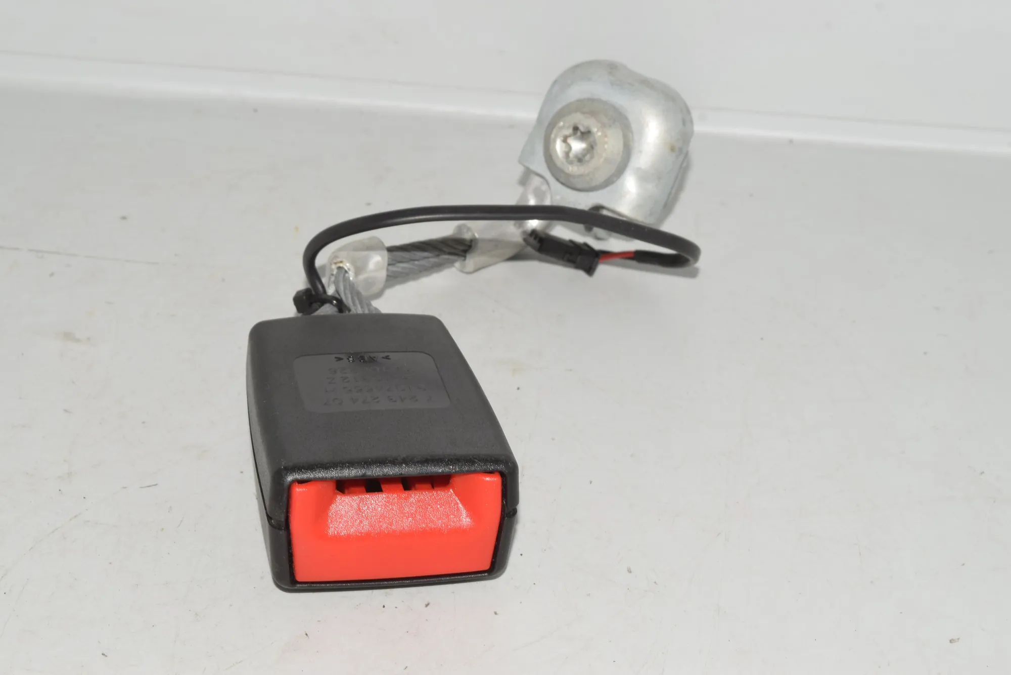 Rear Right Seat Buckle – OEM 7243274 · BMW 5 (F10) BMW 5 (F10) 2010 – 6