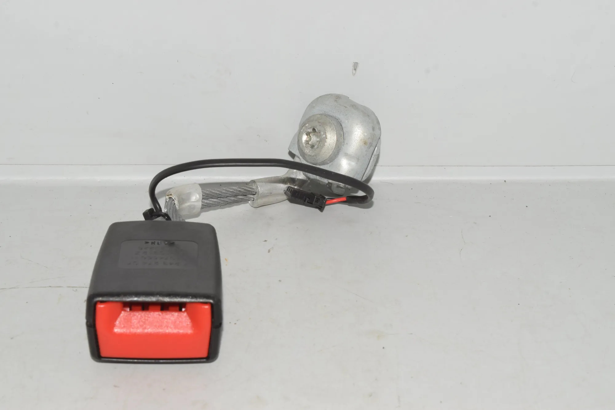 Rear Right Seat Buckle – OEM 7243274 · BMW 5 (F10) BMW 5 (F10) 2010