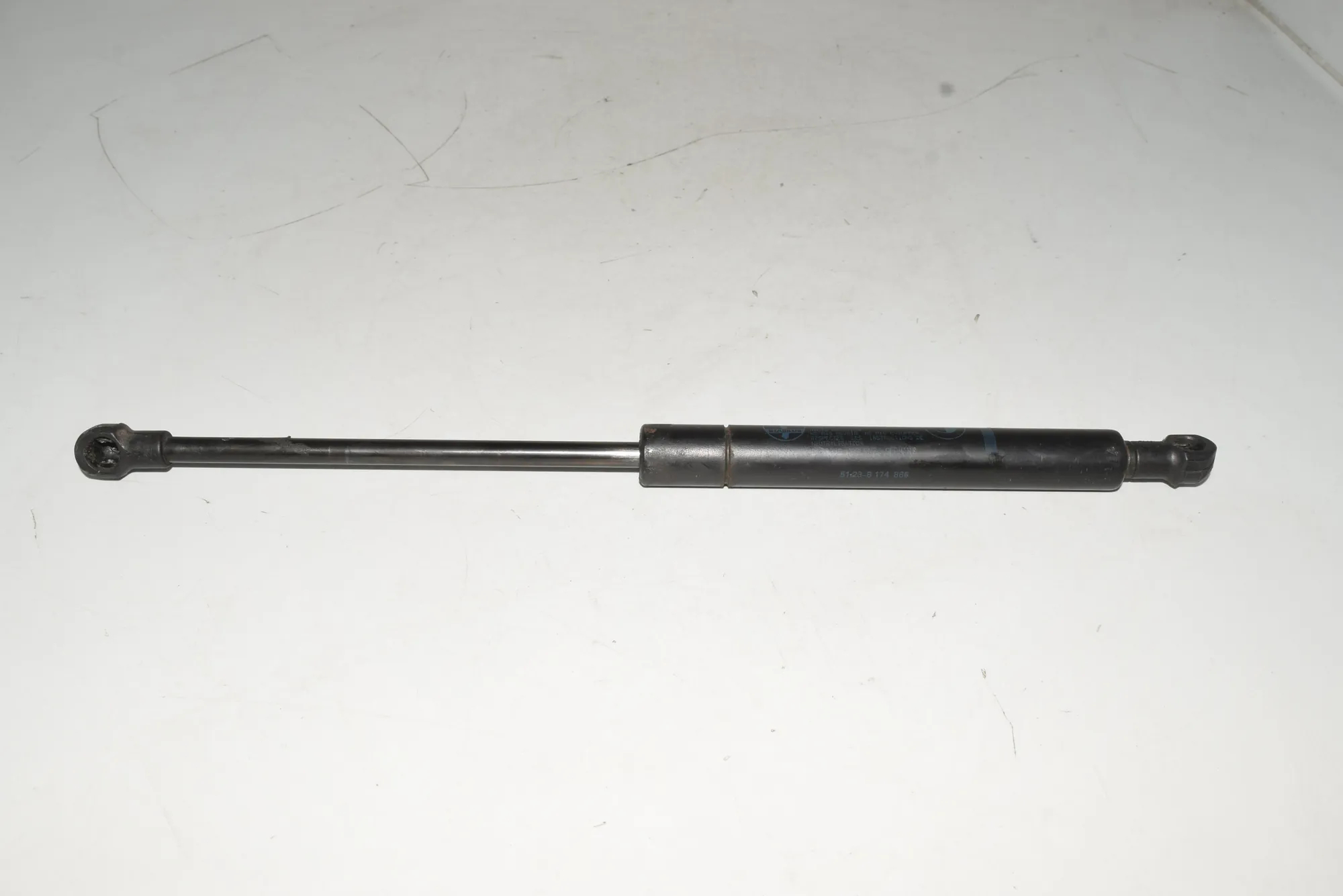 Front Left Bonnet Strut – OEM 8174866 · BMW 5 (E39) 530 d 2001 – 3