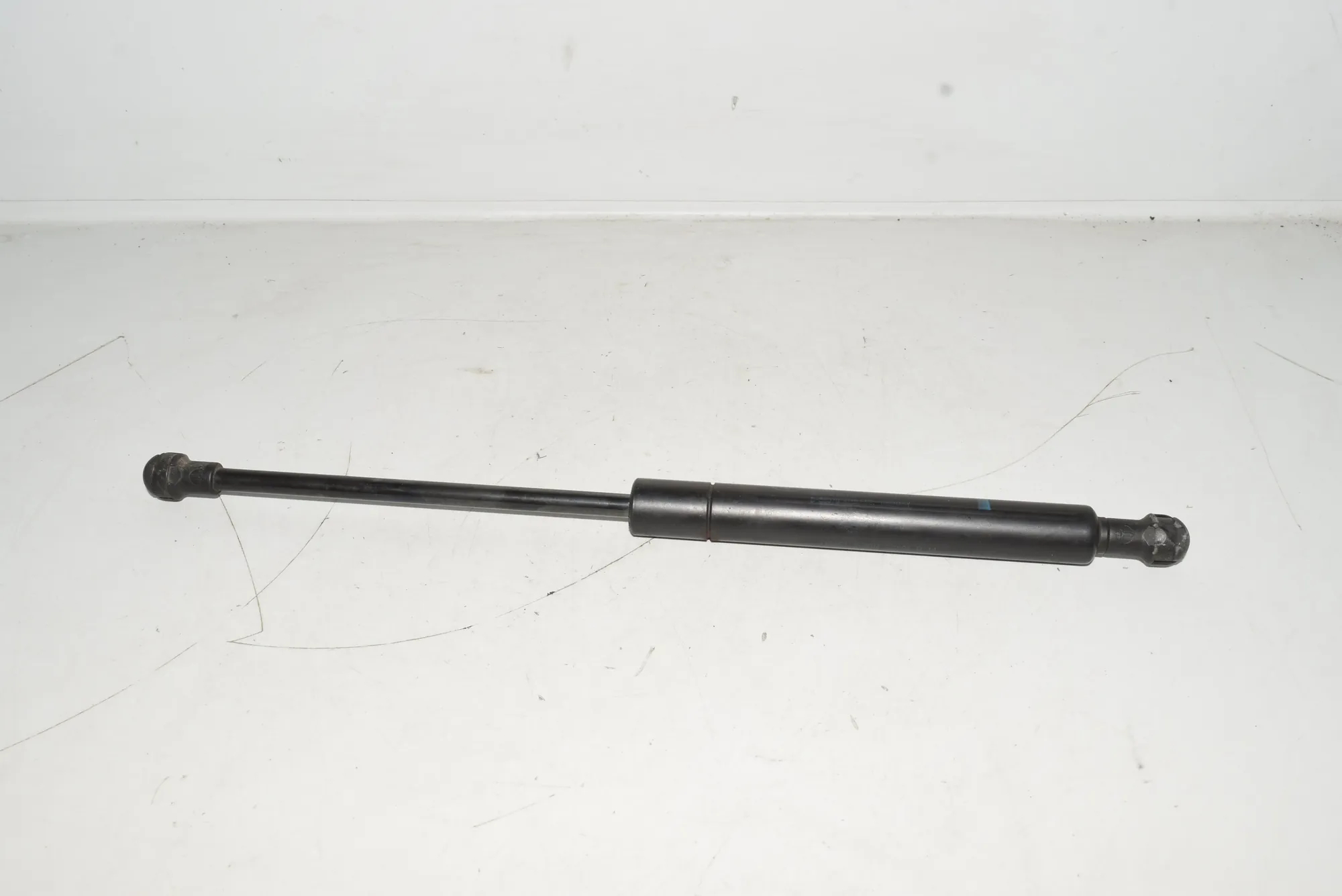 Front Right Bonnet Strut – OEM 8174866 · BMW 5 (E39) 530 d 2001 – 2
