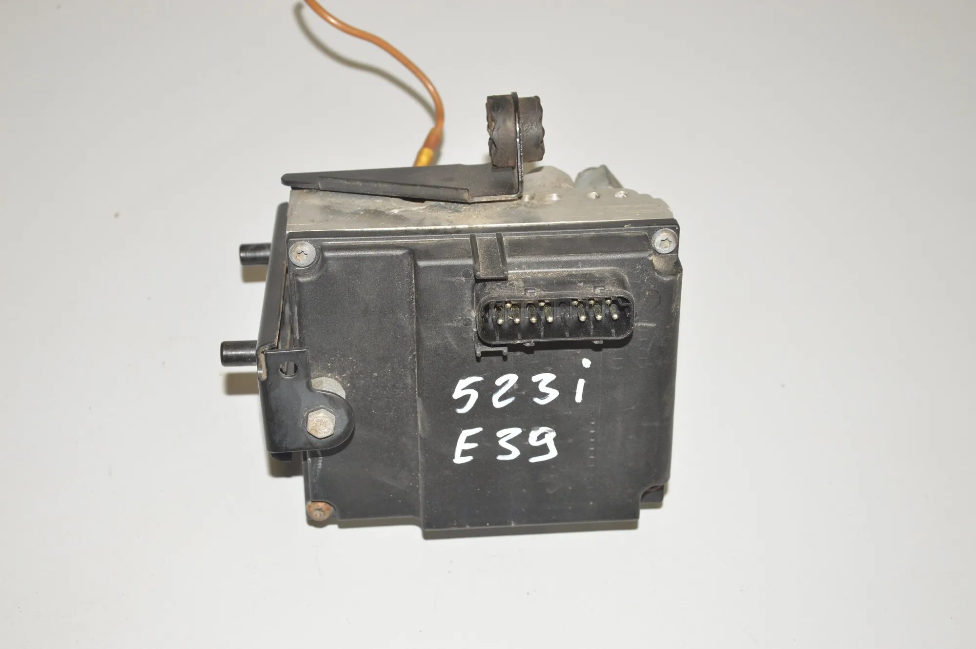 ABS Pump – OEM 1090910 · BMW 5 (E39) BMW 5 (E39) 523 i 2000 – 2