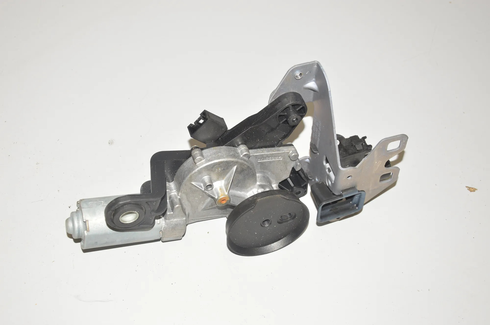 Tailgate Window Wiper Motor – OEM 7311415 · BMW 3 Touring (F31) BMW 3 Touring (F31) 2013 – 3