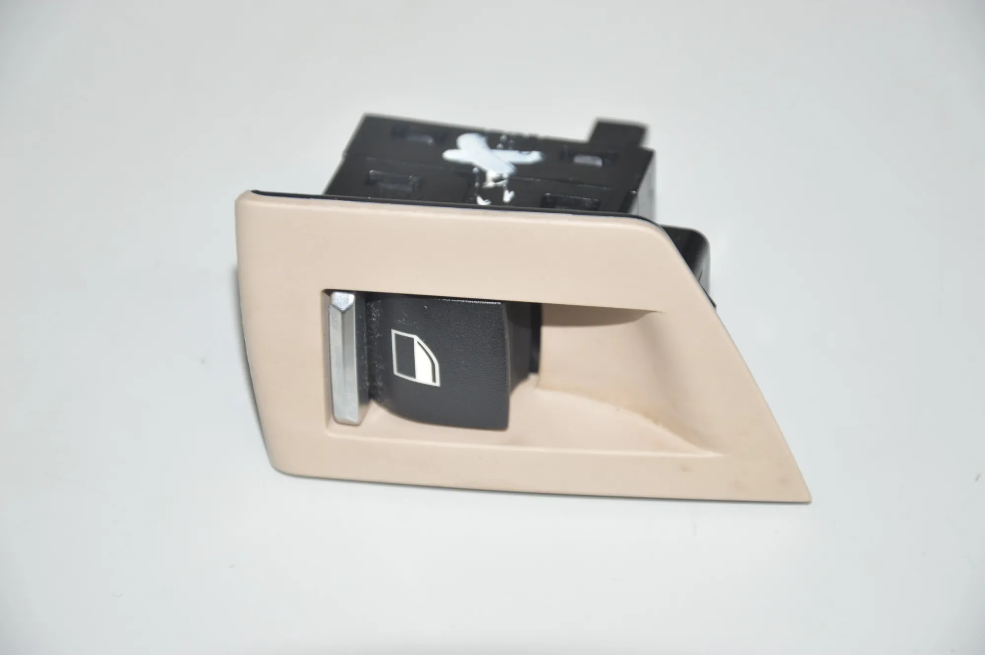 Front Left Door Window Switch – OEM 9163527 · BMW 5 (F10) BMW 5 (F10) 2011
