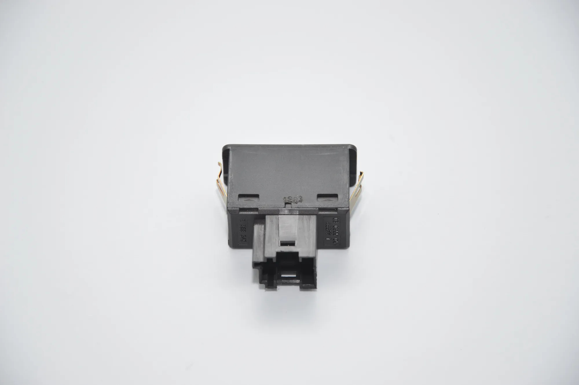 USB/AUX-In Socket Port – OEM 8368346 · BMW X5 (E53) 3.0 i 2003 – 6