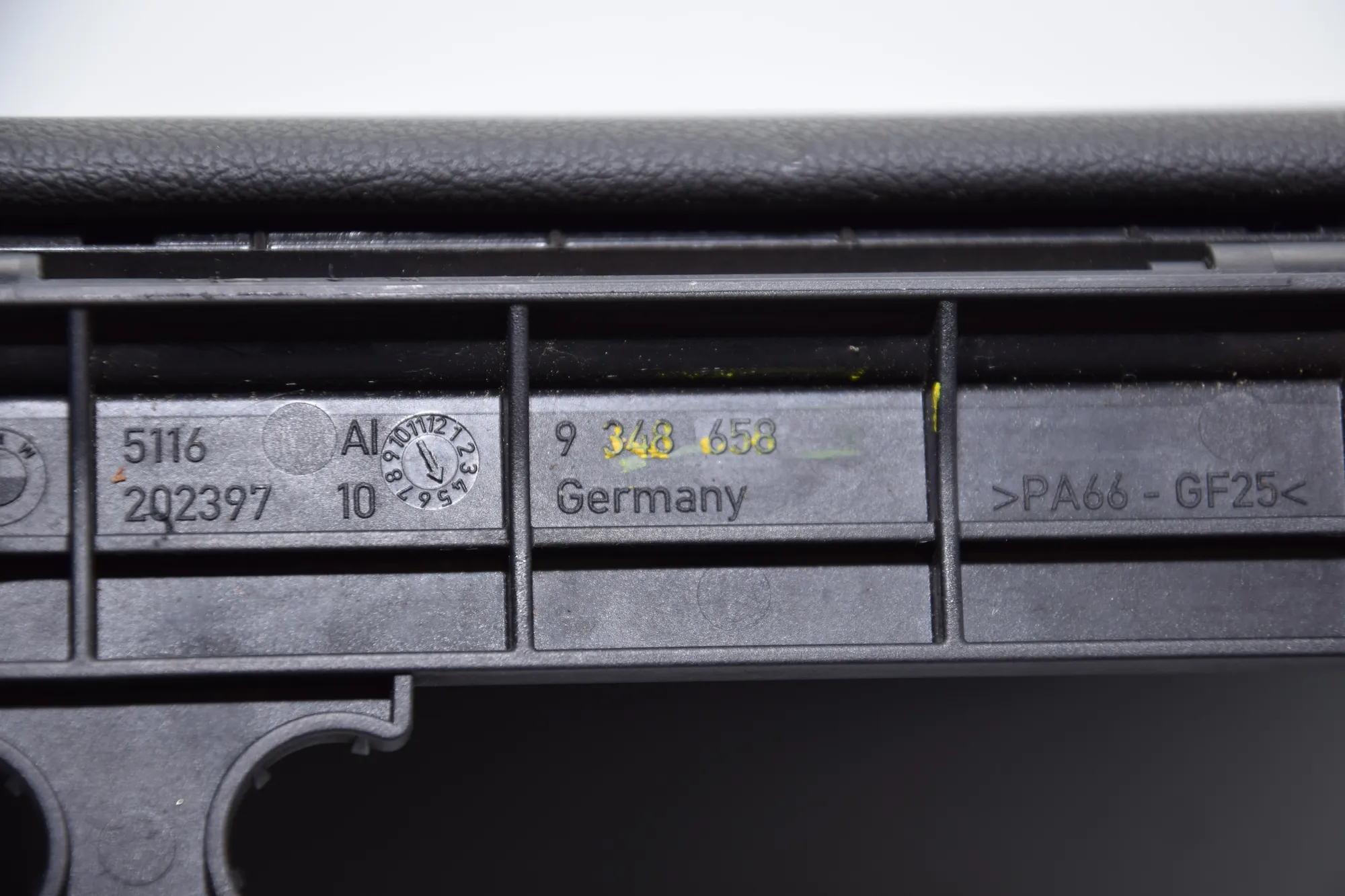 Glove Compartment – OEM 9348658 · BMW 7 (G11, G12) BMW 7 (G11, G12) 730 d, Ld xDrive 2016 – 5