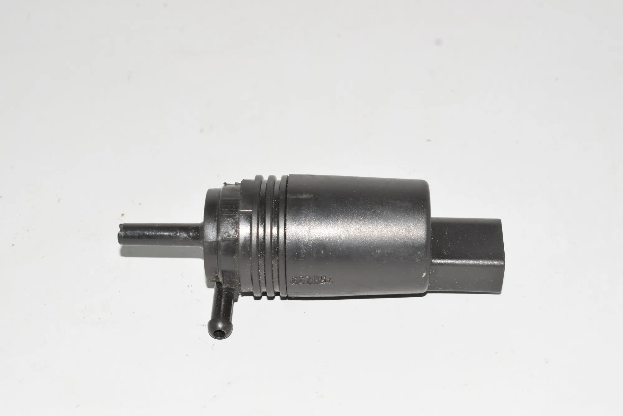 Washer Tank Motor – OEM 8377612 · BMW 7 (E38) 728 i, iL 1999 – 2