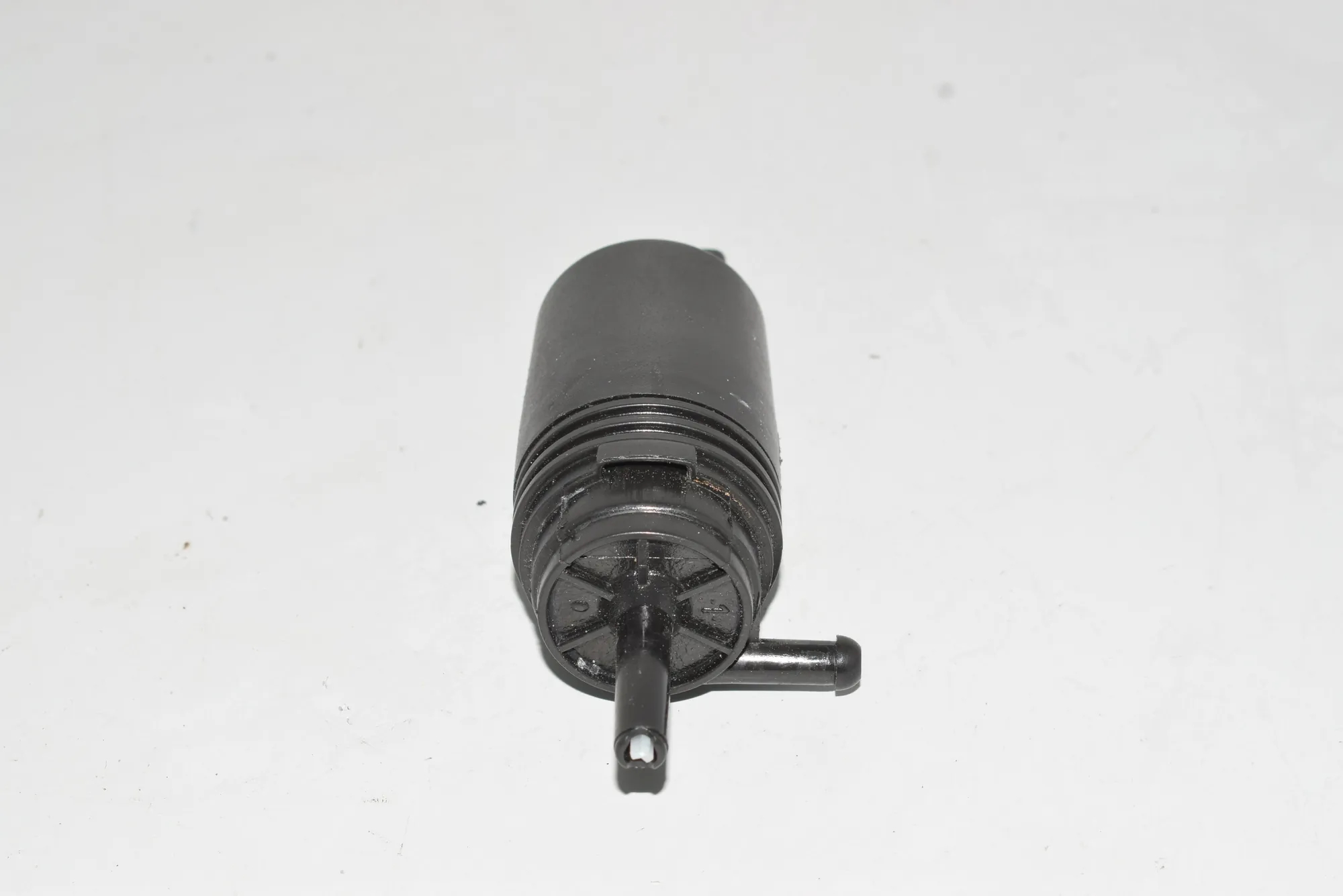 Washer Tank Motor – OEM 8377612 · BMW 7 (E38) 728 i, iL 1999 – 4