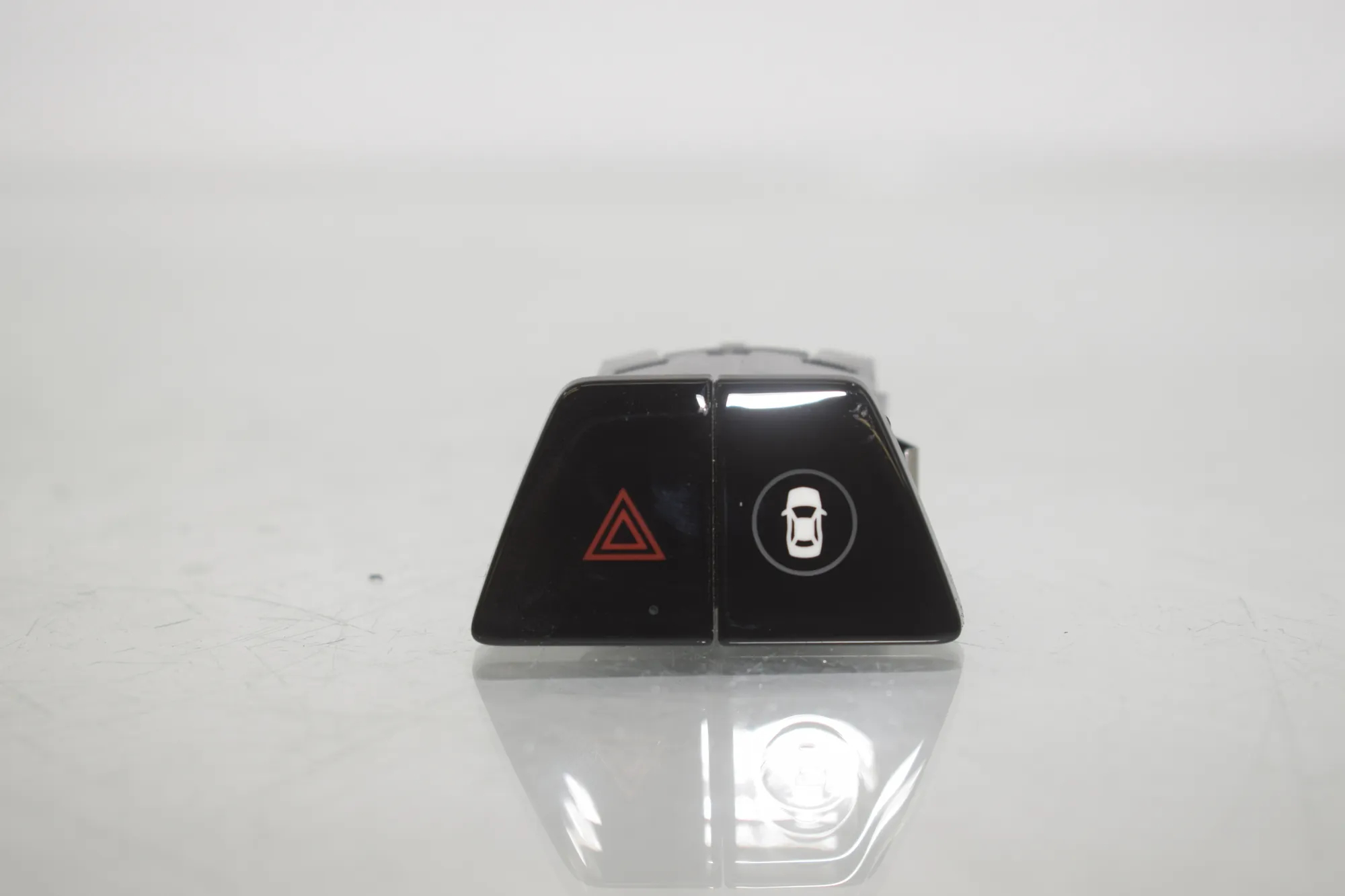 Hazard Button – OEM 6993047 · BMW 5 (G30) (2016 - -) 540 i 2017 – 2