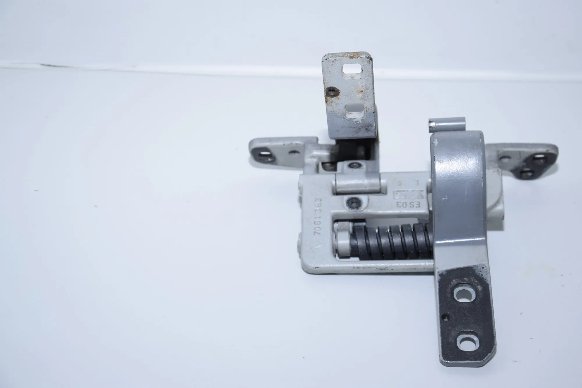 Left Side Bootlid Hinge – OEM 7061383 · BMW 5 Touring (E61) BMW 5 Touring (E61) 2006 – 2