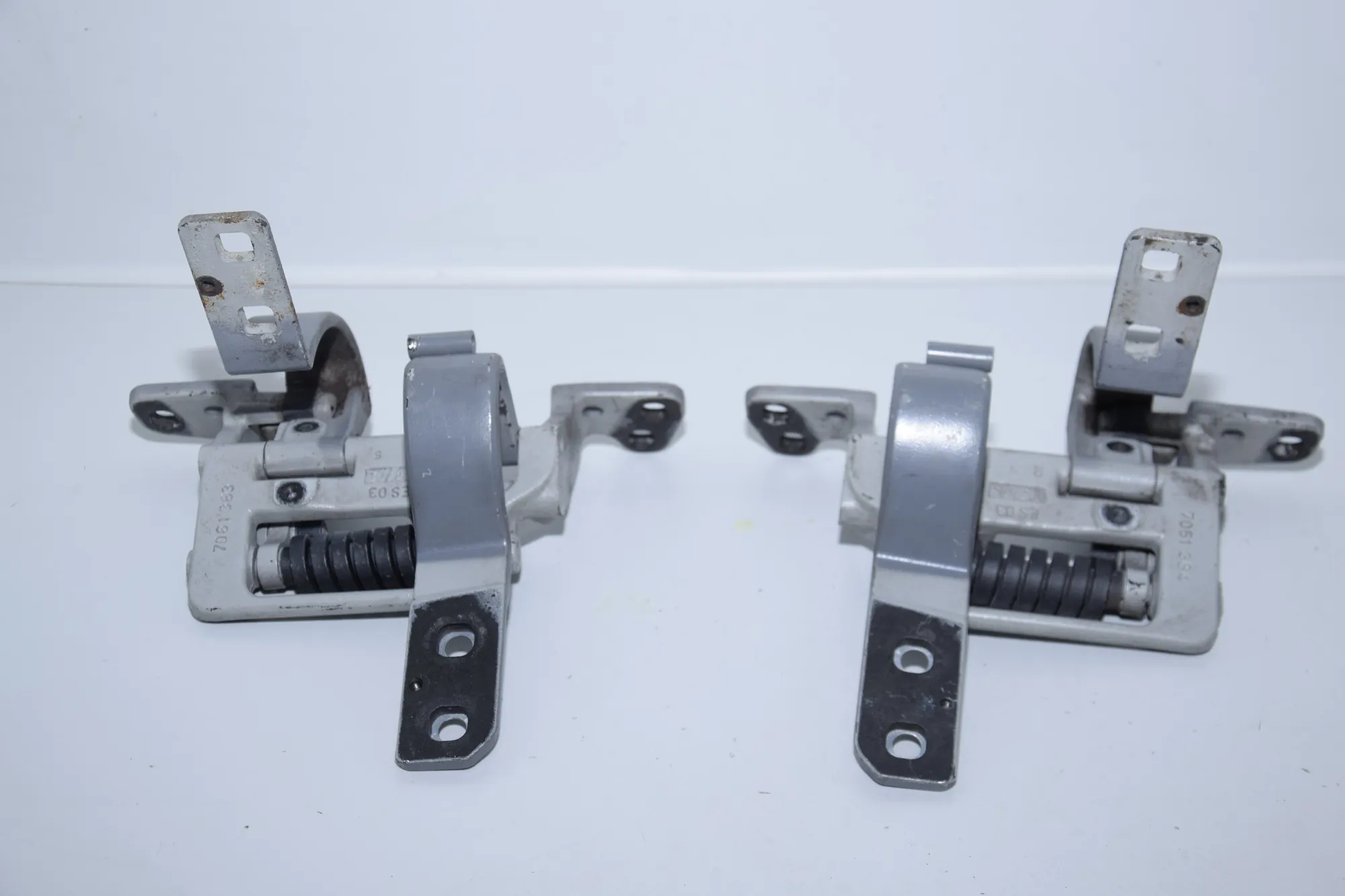 Left Side Bootlid Hinge – OEM 7061383 · BMW 5 Touring (E61) BMW 5 Touring (E61) 2006