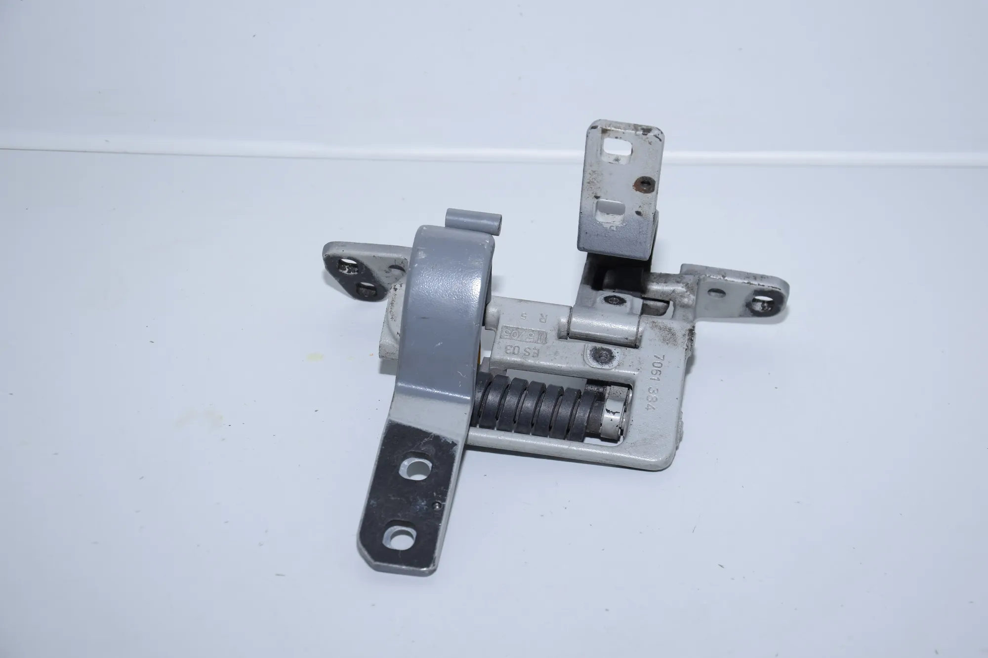 Left Side Bootlid Hinge – OEM 7061384 · BMW 5 Touring (E61) BMW 5 Touring (E61) 2006 – 2